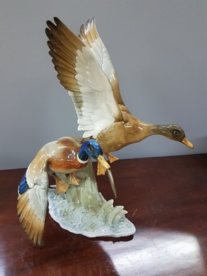 26777911a - Porcelain figure group, Hutschenreuther, duck. Hans Achtziger, 1960s, porcelain, naturalistic painting, pair of flying ducks, traces of age, bottom mark, height 37.5 cm