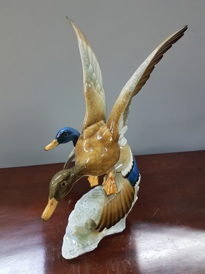 26777911d - Porcelain figure group, Hutschenreuther, duck. Hans Achtziger, 1960s, porcelain, naturalistic painting, pair of flying ducks, traces of age, bottom mark, height 37.5 cm