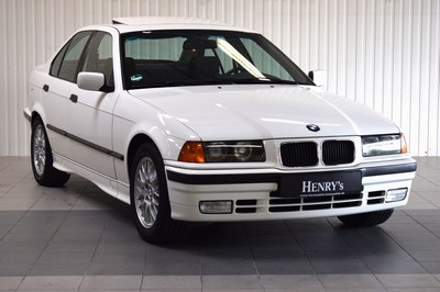 Image 26777920 - BMW 320i, first registered in 08/1991, mileage approximately 159.000 km, MOT valid until 01/2026, historical registration, 110 kW/ 150 PS, 6-cylinder, manual transmission, Alpine White exterior color, black textile interior, owner's manual available, sport steering wheel, BBS rims, air conditioning, sunroof, heated seats (not functional), electric front windows, rear window blind, maintenance booklet available and more
