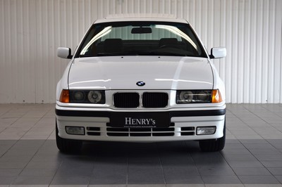 26777920a - BMW 320i, first registered in 08/1991, mileage approximately 159.000 km, MOT valid until 01/2026, historical registration, 110 kW/ 150 PS, 6-cylinder, manual transmission, Alpine White exterior color, black textile interior, owner's manual available, sport steering wheel, BBS rims, air conditioning, sunroof, heated seats (not functional), electric front windows, rear window blind, maintenance booklet available and more