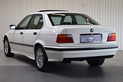 26777920c - BMW 320i, first registered in 08/1991, mileage approximately 159.000 km, MOT valid until 01/2026, historical registration, 110 kW/ 150 PS, 6-cylinder, manual transmission, Alpine White exterior color, black textile interior, owner's manual available, sport steering wheel, BBS rims, air conditioning, sunroof, heated seats (not functional), electric front windows, rear window blind, maintenance booklet available and more