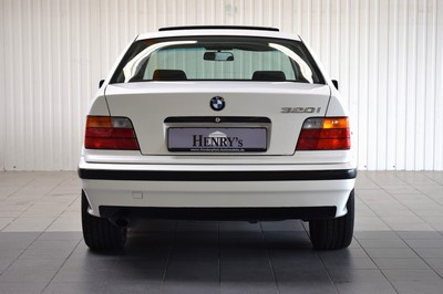 26777920d - BMW 320i, first registered in 08/1991, mileage approximately 159.000 km, MOT valid until 01/2026, historical registration, 110 kW/ 150 PS, 6-cylinder, manual transmission, Alpine White exterior color, black textile interior, owner's manual available, sport steering wheel, BBS rims, air conditioning, sunroof, heated seats (not functional), electric front windows, rear window blind, maintenance booklet available and more