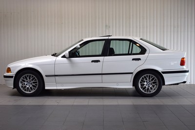 26777920f - BMW 320i, first registered in 08/1991, mileage approximately 159.000 km, MOT valid until 01/2026, historical registration, 110 kW/ 150 PS, 6-cylinder, manual transmission, Alpine White exterior color, black textile interior, owner's manual available, sport steering wheel, BBS rims, air conditioning, sunroof, heated seats (not functional), electric front windows, rear window blind, maintenance booklet available and more