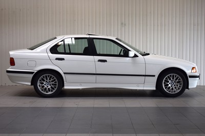 26777920g - BMW 320i, first registered in 08/1991, mileage approximately 159.000 km, MOT valid until 01/2026, historical registration, 110 kW/ 150 PS, 6-cylinder, manual transmission, Alpine White exterior color, black textile interior, owner's manual available, sport steering wheel, BBS rims, air conditioning, sunroof, heated seats (not functional), electric front windows, rear window blind, maintenance booklet available and more
