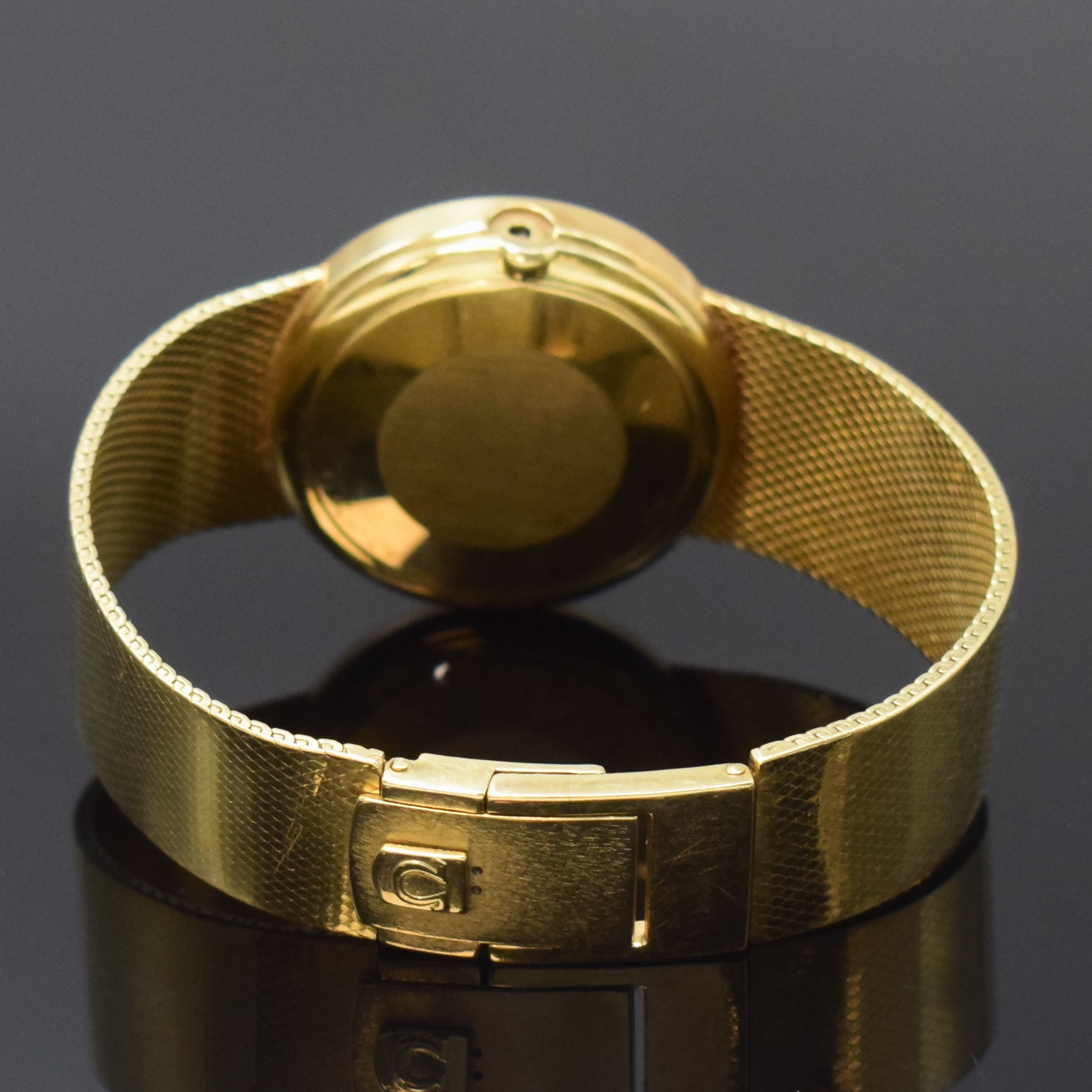 Detail b: OMEGA Herrenarmbanduhr in GG 585/000, Schweiz um 1973, Automatik, Milanaiseband, Boden aufgedr., champagnerfarb. Zifferbl. m. aufgel. Std.-Ind., ...