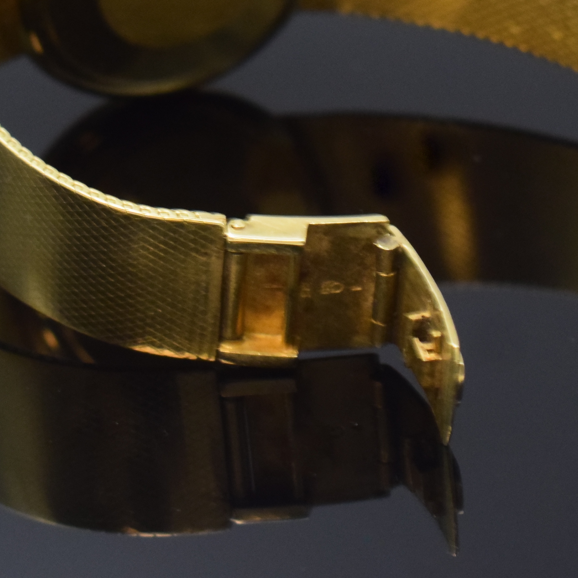 Detail c: OMEGA Herrenarmbanduhr in GG 585/000, Schweiz um 1973, Automatik, Milanaiseband, Boden aufgedr., champagnerfarb. Zifferbl. m. aufgel. Std.-Ind., ...