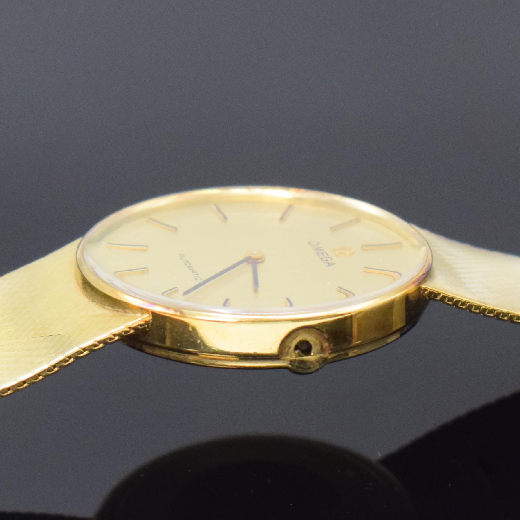 Detail d: OMEGA Herrenarmbanduhr in GG 585/000, Schweiz um 1973, Automatik, Milanaiseband, Boden aufgedr., champagnerfarb. Zifferbl. m. aufgel. Std.-Ind., ...