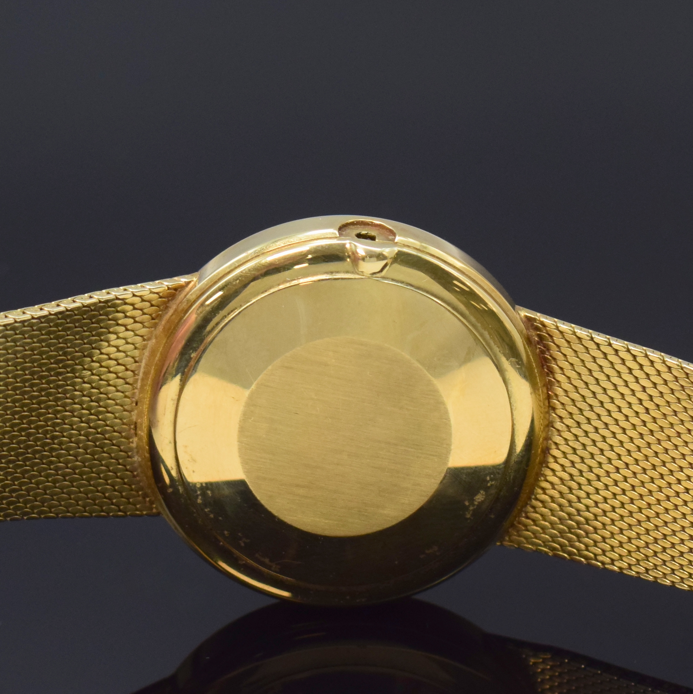 Detail e: OMEGA Herrenarmbanduhr in GG 585/000, Schweiz um 1973, Automatik, Milanaiseband, Boden aufgedr., champagnerfarb. Zifferbl. m. aufgel. Std.-Ind., ...