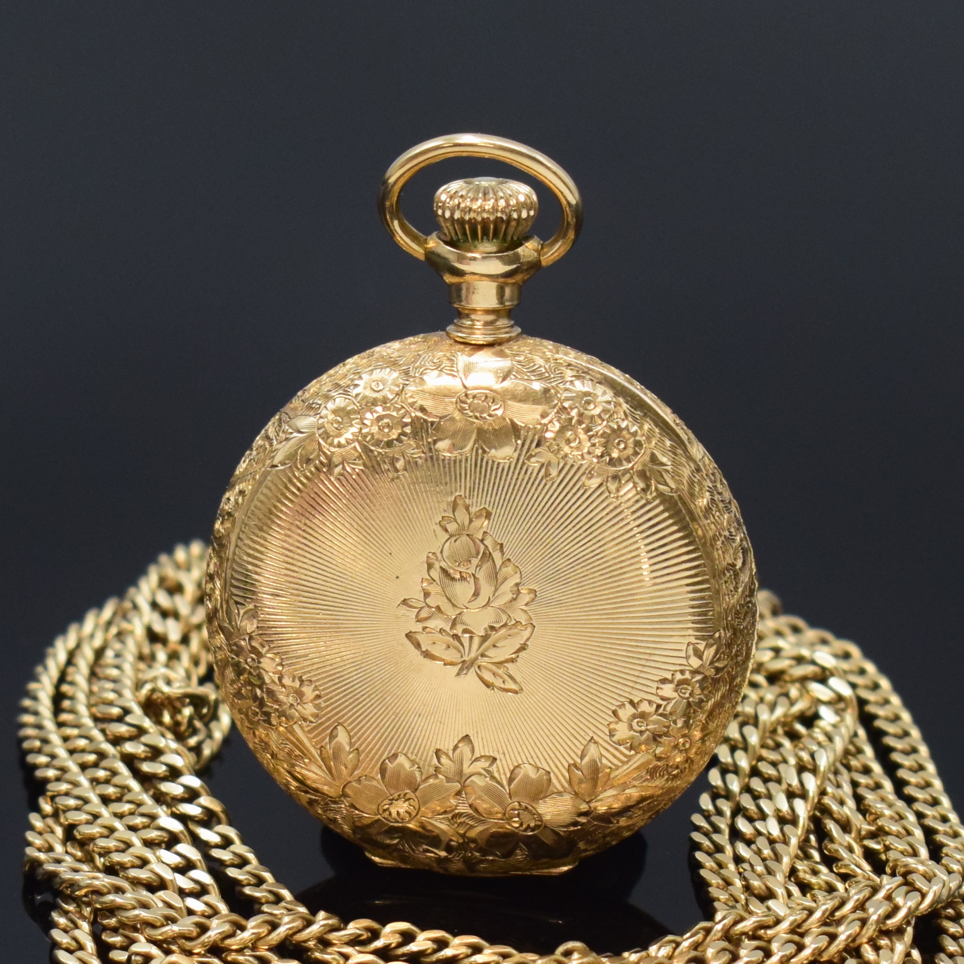 Detail c: WALTHAM kleine Savonette in GG 585/000 mit Kette in GG 585/000, USA um 1910, floral grav. 3 Deckel-Goldgeh., Sprung- u. Rückdeckel m. Strahlendekor, ...