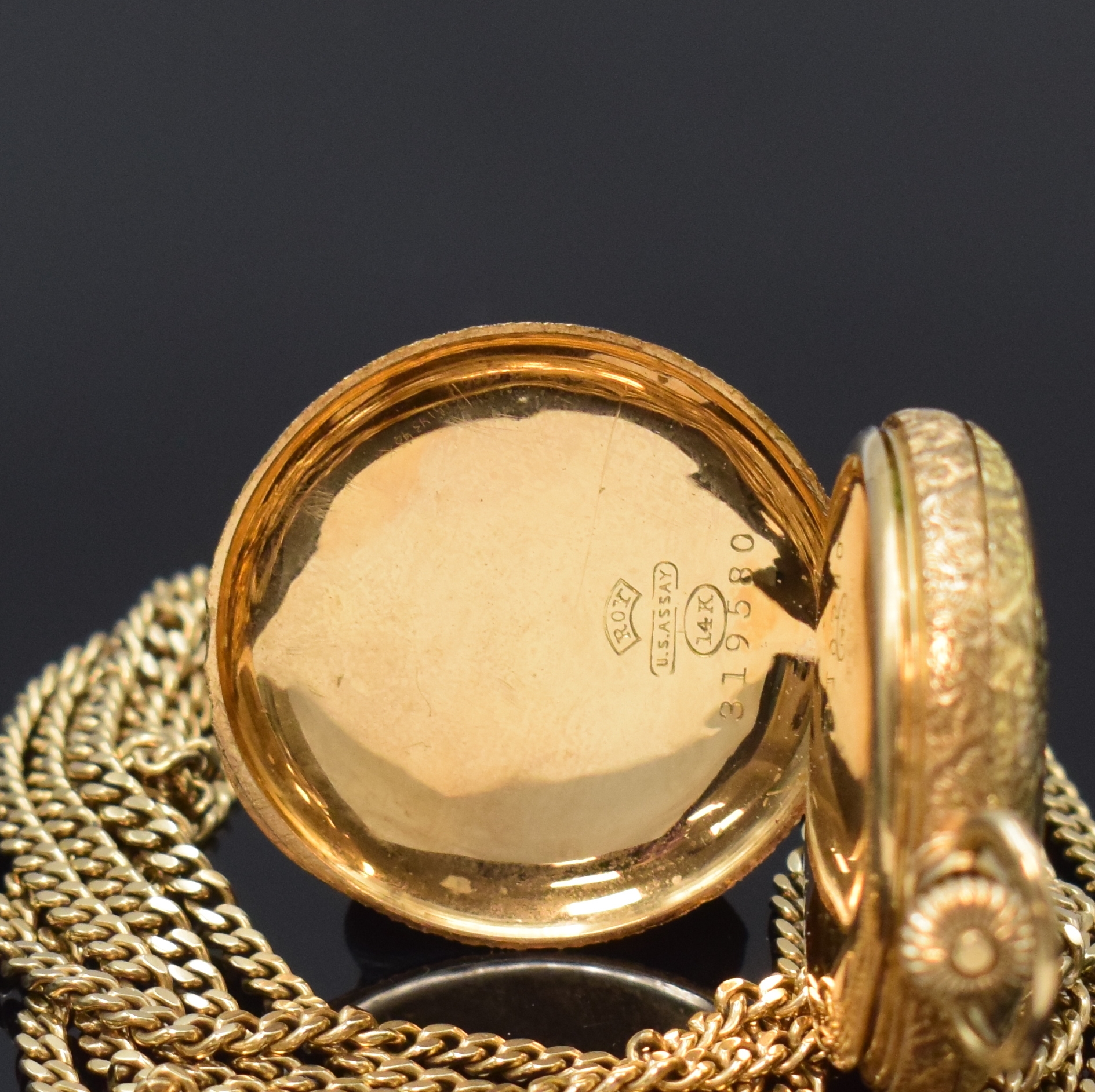 Detail d: WALTHAM kleine Savonette in GG 585/000 mit Kette in GG 585/000, USA um 1910, floral grav. 3 Deckel-Goldgeh., Sprung- u. Rückdeckel m. Strahlendekor, ...