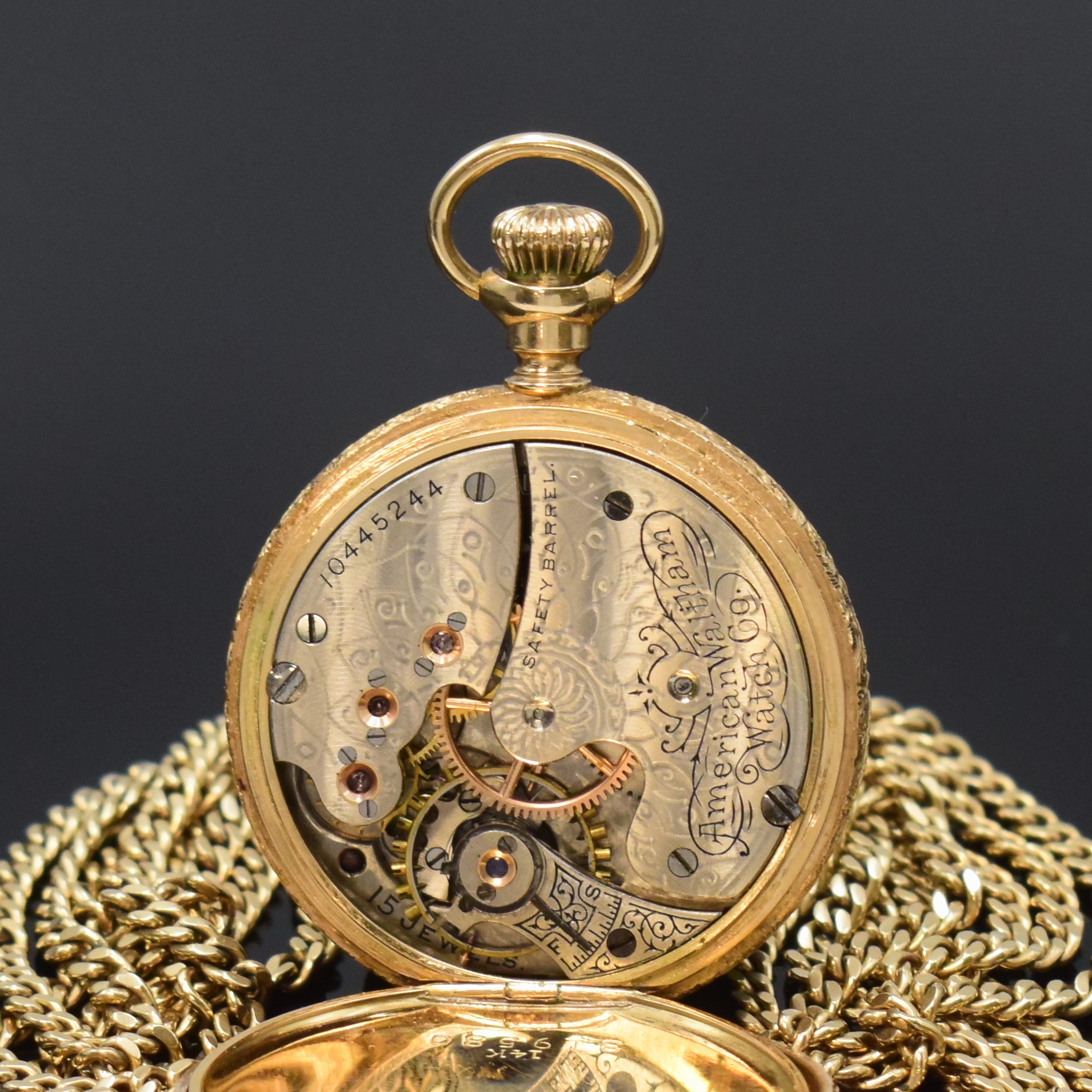 Detail g: WALTHAM kleine Savonette in GG 585/000 mit Kette in GG 585/000, USA um 1910, floral grav. 3 Deckel-Goldgeh., Sprung- u. Rückdeckel m. Strahlendekor, ...