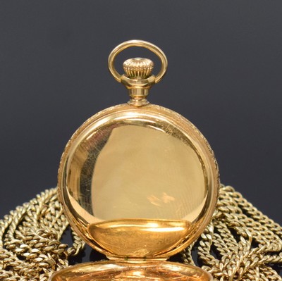 26778157e - WALTHAM small 14k yellow gold hunting cased pocket watch with 14k yellow gold chain, USA around 1910, floral engraved 3 cover-gold- case, hunter cover and back cover with rays decor, enamel dial according to faulty, Roman numerals, blued steel hands, constant second at 6, engraved lever movement with 15 jewels, diameter approx. 33 mm, length chain approx. 73 mm, total-weight approx. 63g, condition 2