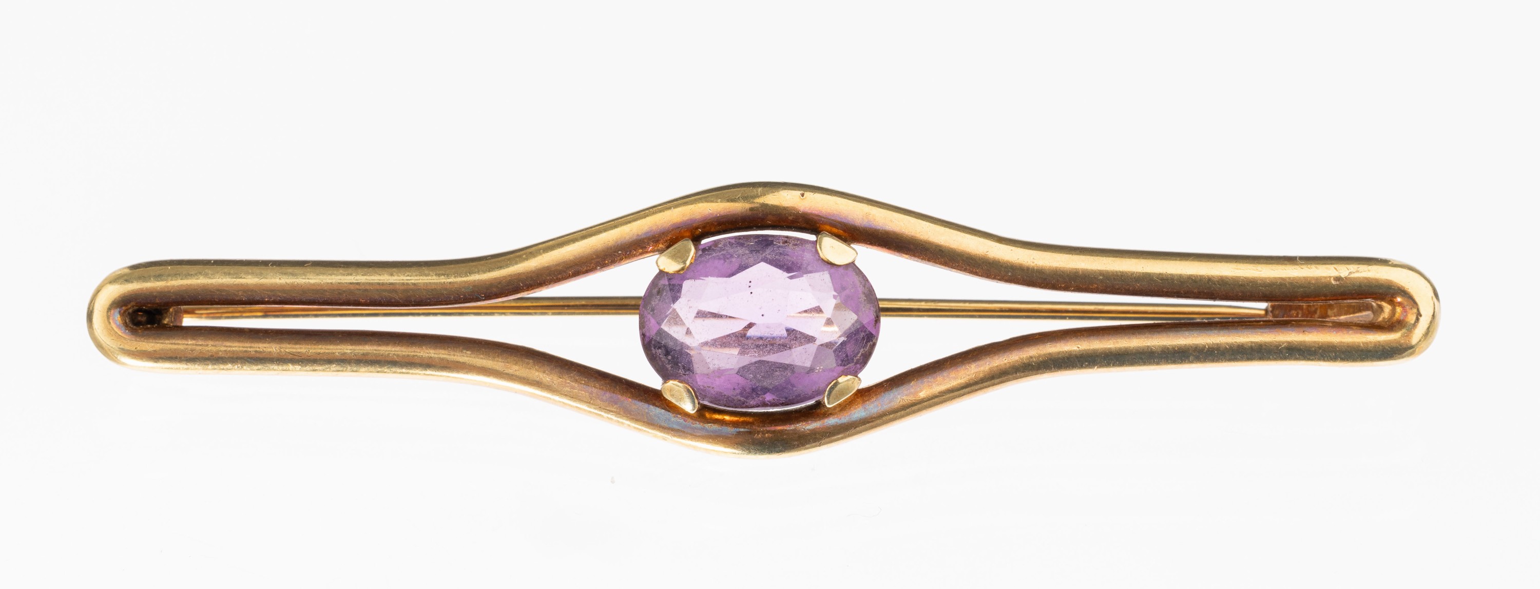 14 kt Gold Amethyst Brosche, GG 585/000, mittig mit einem ovalfacett. Amethyst, L. ca. 5.5 cm, ca. 4.9 g
