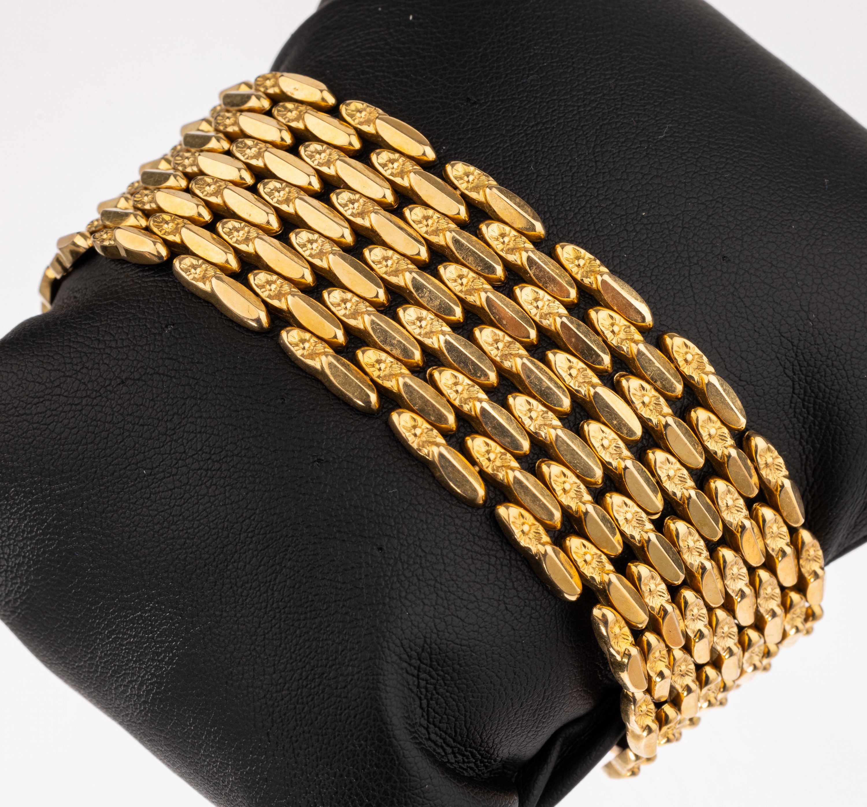 18 kt Gold Armband, ca. 57.1 g, GG 750/000,Glieder z.T. pol. und strukt., B. ca. 2.5 cm, L. ca. 19 cm, Kastenschloß mit 2 Sicherheits- achten