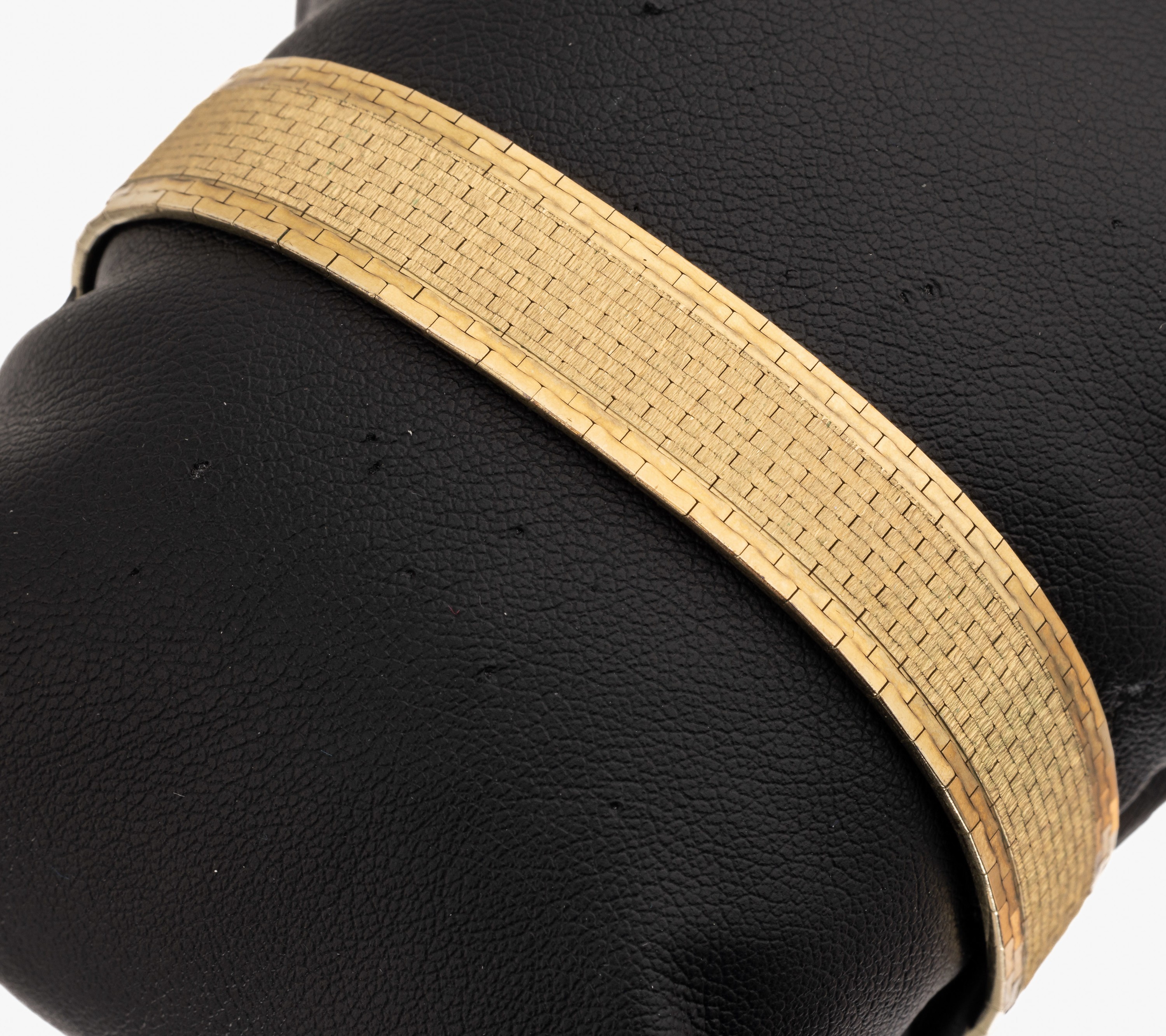 8 kt Gold Armband, ca. 32.1 g, GG 333/000, Ränder pol., mittig sat., L. ca. 19 cm, Kastenschloß mit 2 Sicherheitsachten