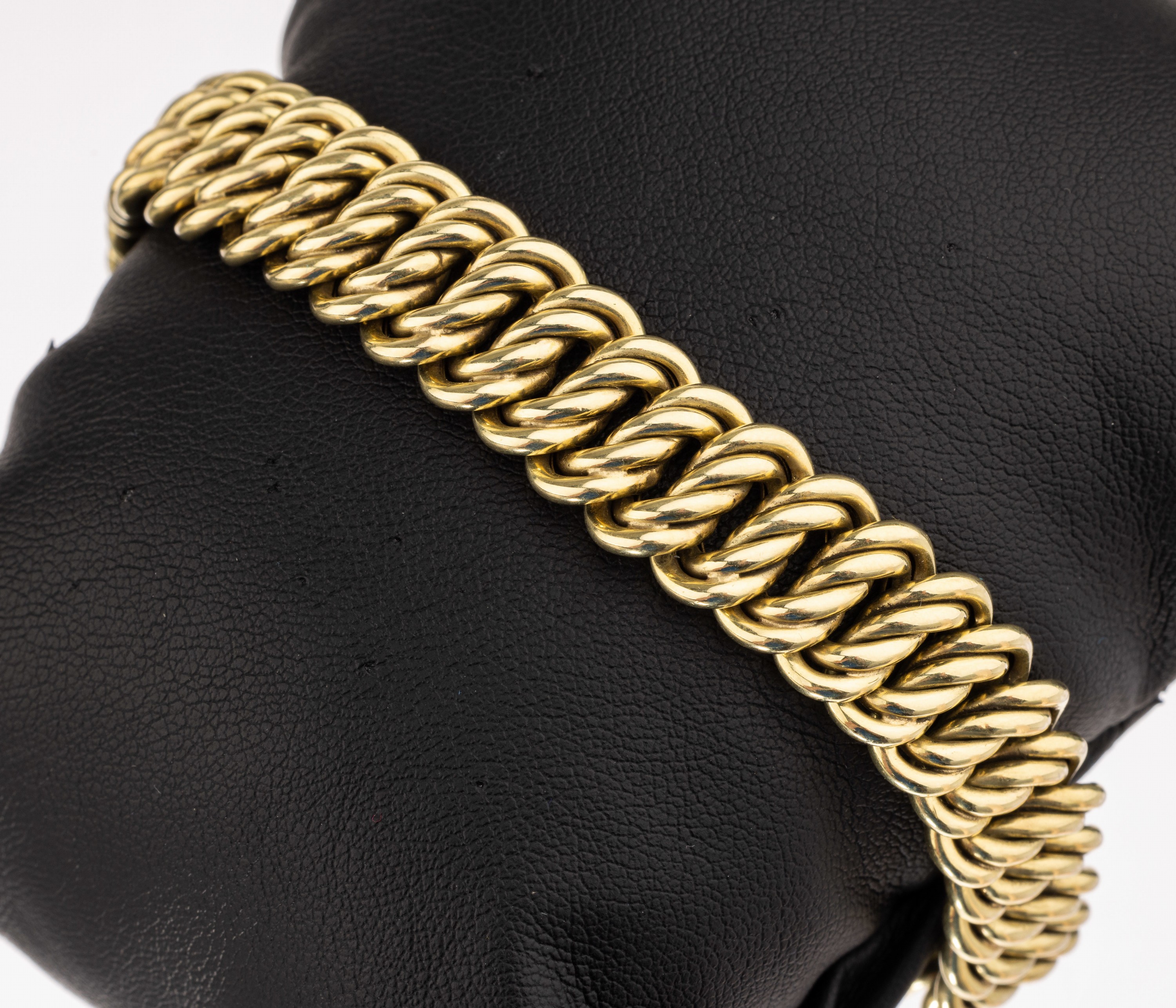 14 kt Gold Armband, ca. 31 g, GG 585/000, anged. Flechtmuster, L. ca. 20 cm, Kastenschloß mit 2 Sicherheitsachten