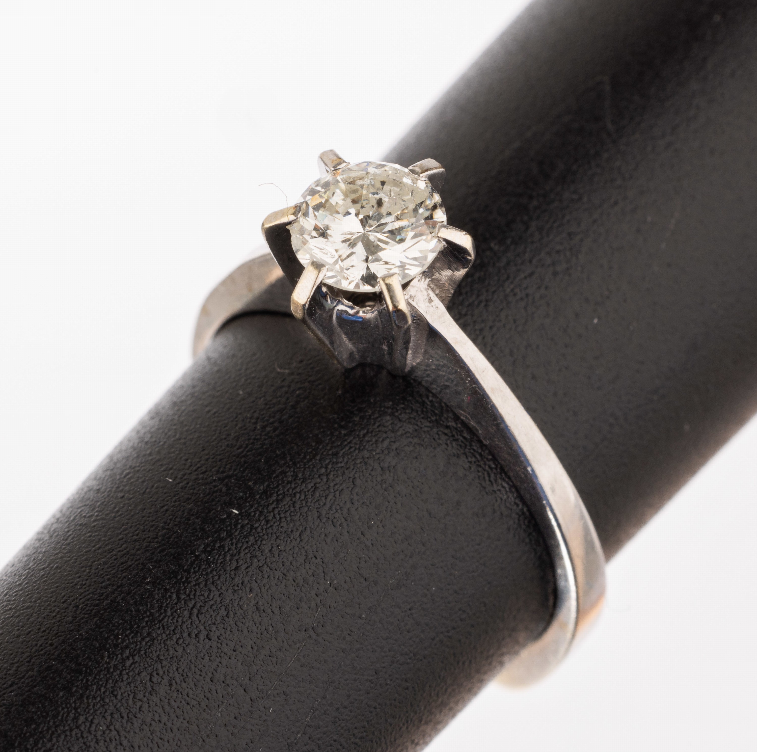 14 kt Gold Solitär-Brillant-Ring, WG 585 /000, Brillant ca. 0.50 ct (grav.) l.get.Weiß /p2, RW 50.5, ca. 3 g