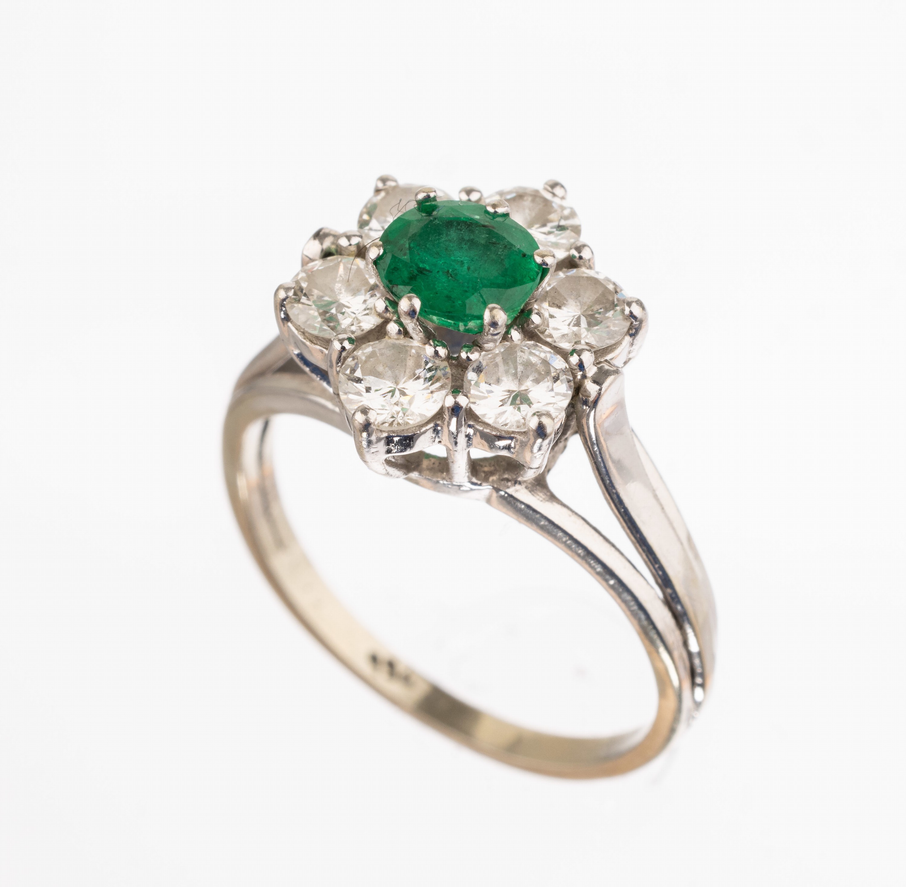 18 kt Gold Smaragd Brillant Ring, WG 750/000, blütenförm. Ringkopf, rundfacett. Smaragd ca. 0.60 ct, umrahmt von 6 Brillanten zus. ca. 1.0 ct ...