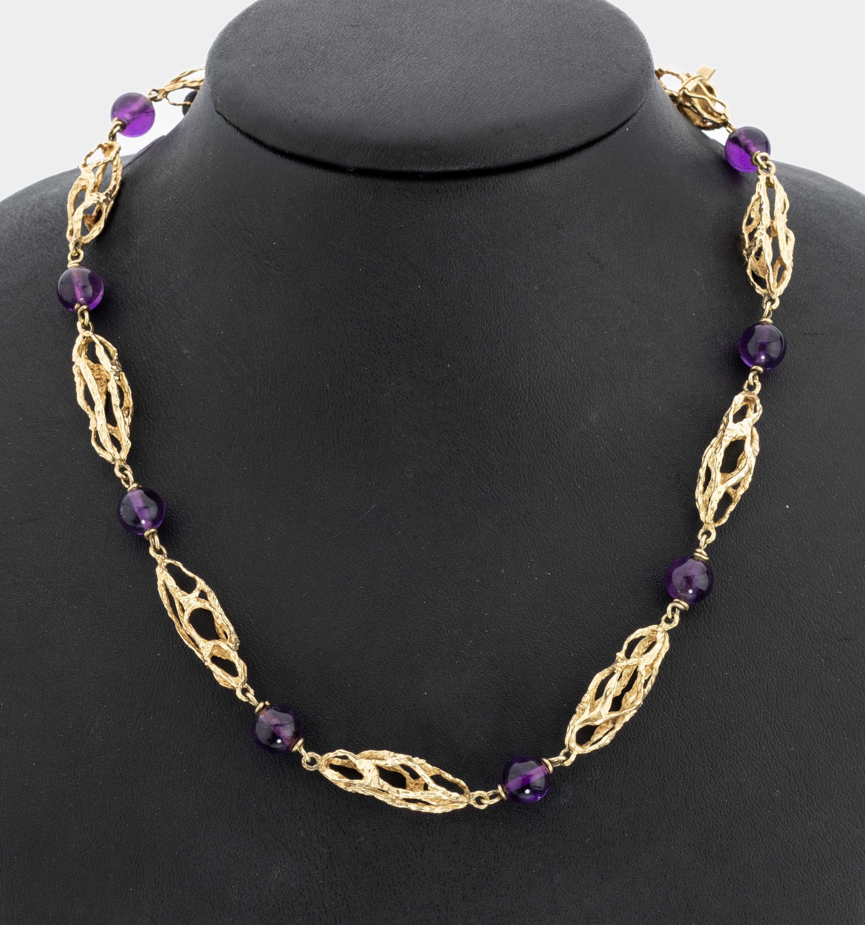 14 kt Gold Amethyst-Collier, GG 585/000, ovale strukt. Glieder, im Wechsel mit Amethystkugeln, geschnitten, geschliffen und pol., L. ca. 42 cm, ...