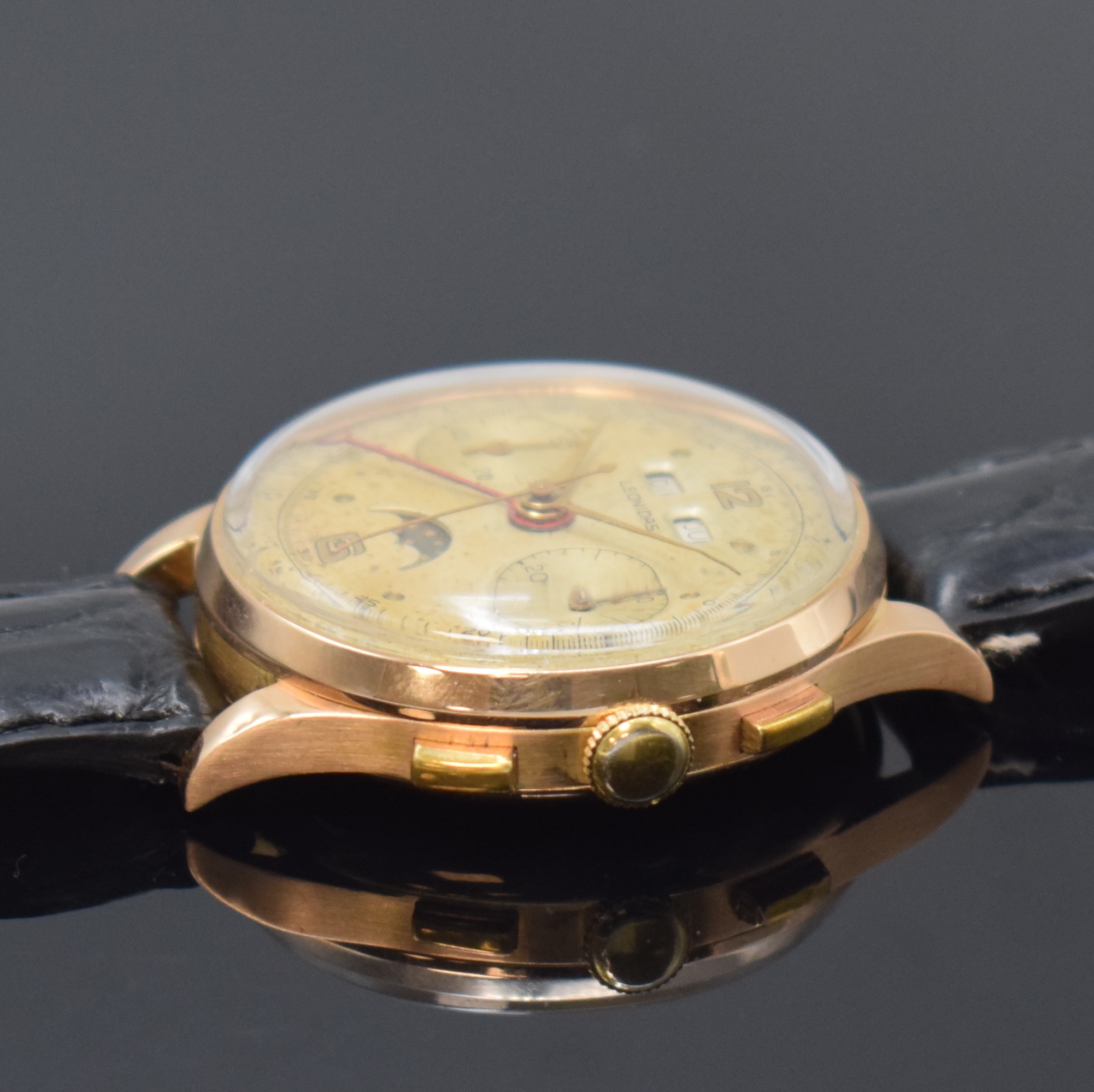 Detail b: LEONIDAS Armbandchronograph mit Vollkalenderanzeige inklusive Mondphase in RG 750/000, Handaufzug, Schweiz um 1954, Boden und Glasrand aufgedr., ...