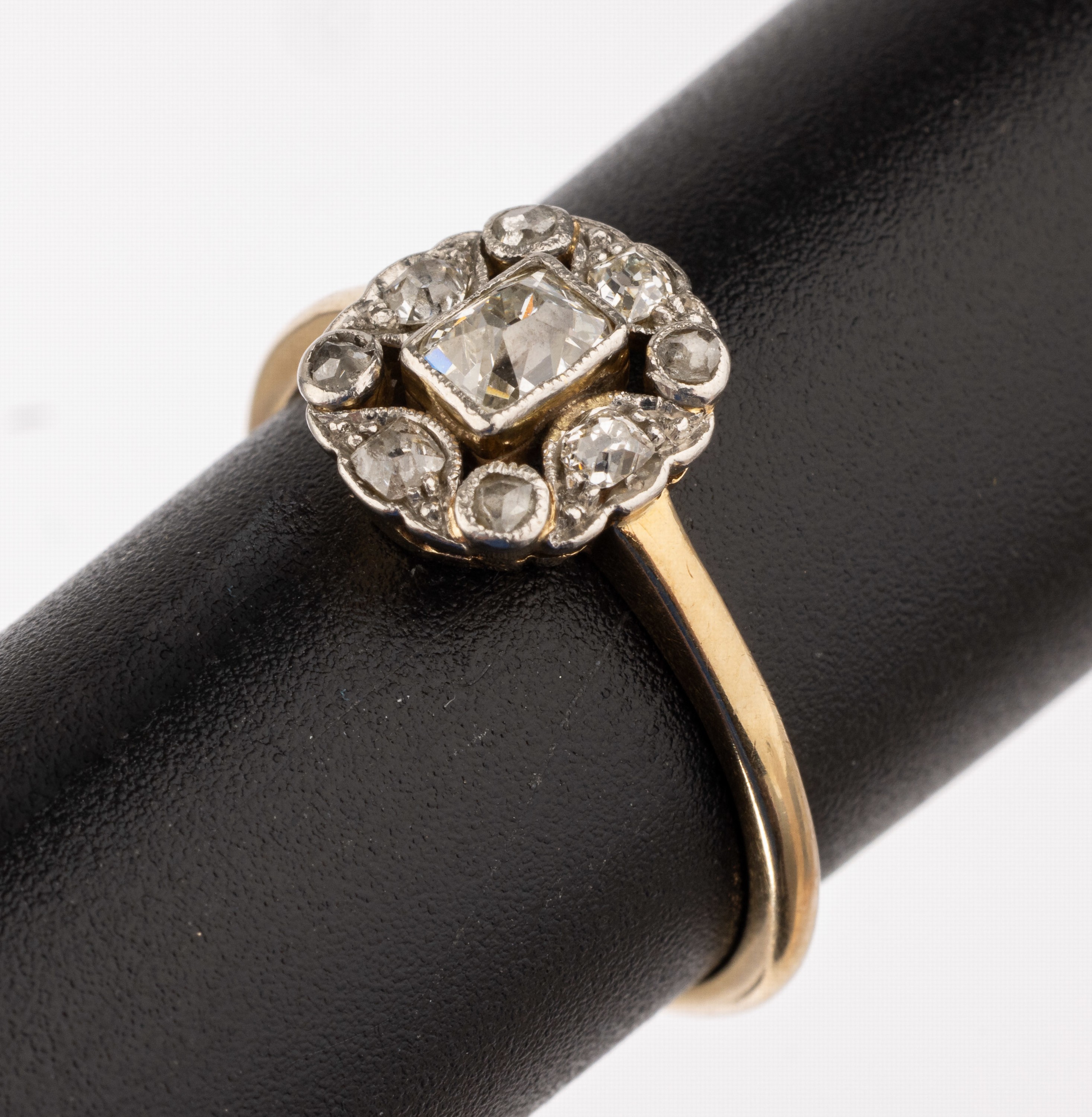 8 kt Gold Diamant Ring, um 1900, GG 333/ 000 und Silber, mittig Altschliffdiamant ca. 0.20 ct Weiß/p 1, umgeben von 4 Diamantrosen zus. ca. 0.04 ct ...