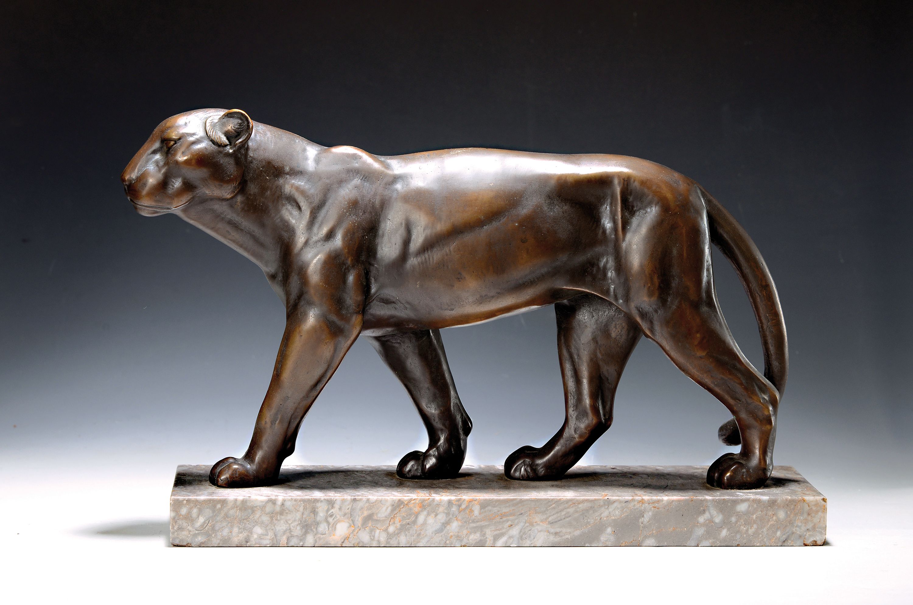 Schreitende Löwin, 20er Jahre, wohl Alfred Thiele, Galvanoplastik, unsigniert, auf Marmorsockel, Gesamtmaß ca. 28 x 41.5 cm Skulptur ca. 24 x 42.5 ...