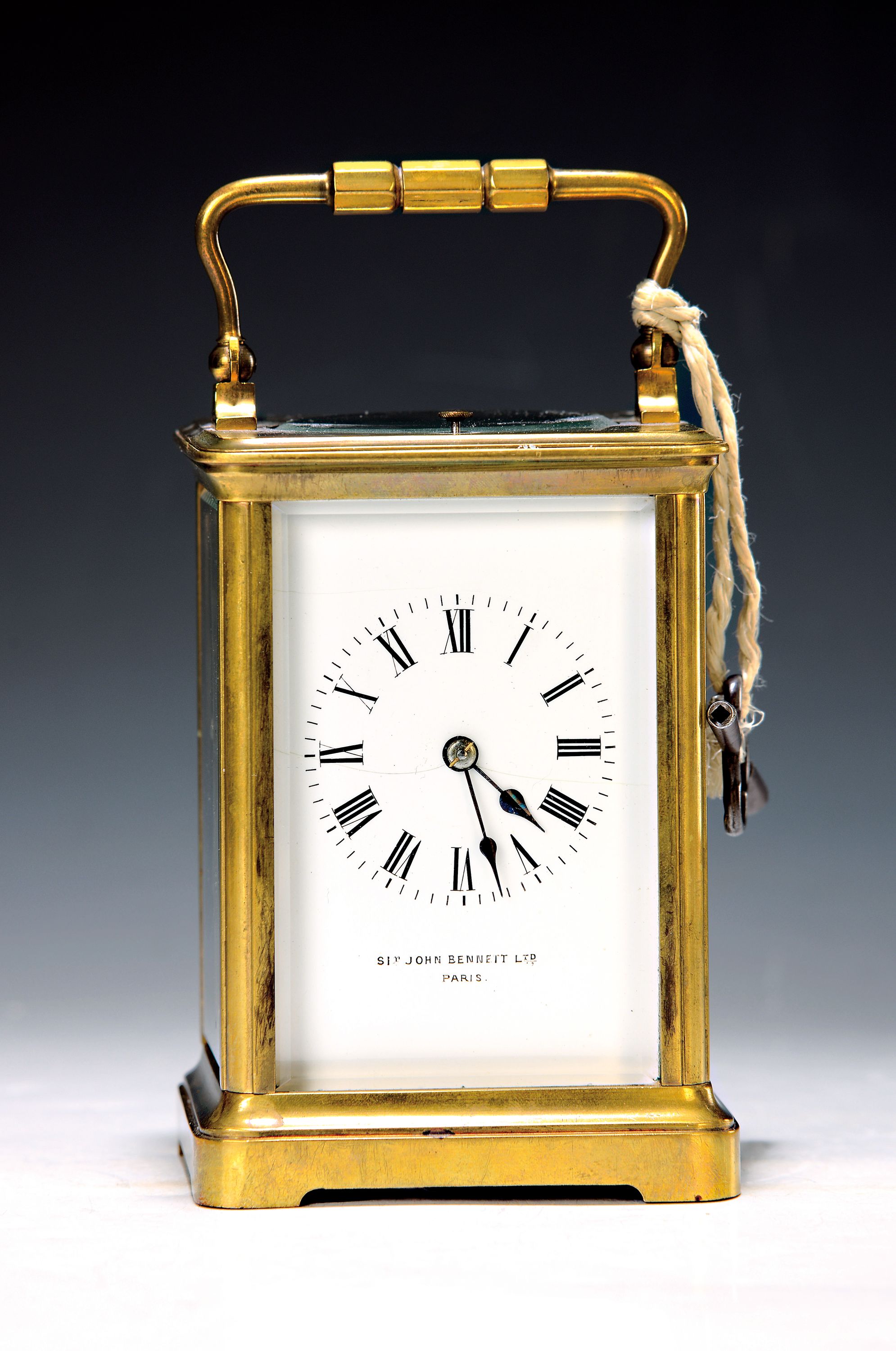 Reiseuhr mit Halbstundenschlag und Abrufmöglichkeit, Frankreich um 1900, Messinggehäuse allseitig facett. verglast (min. best.), Emailzifferblatt ...
