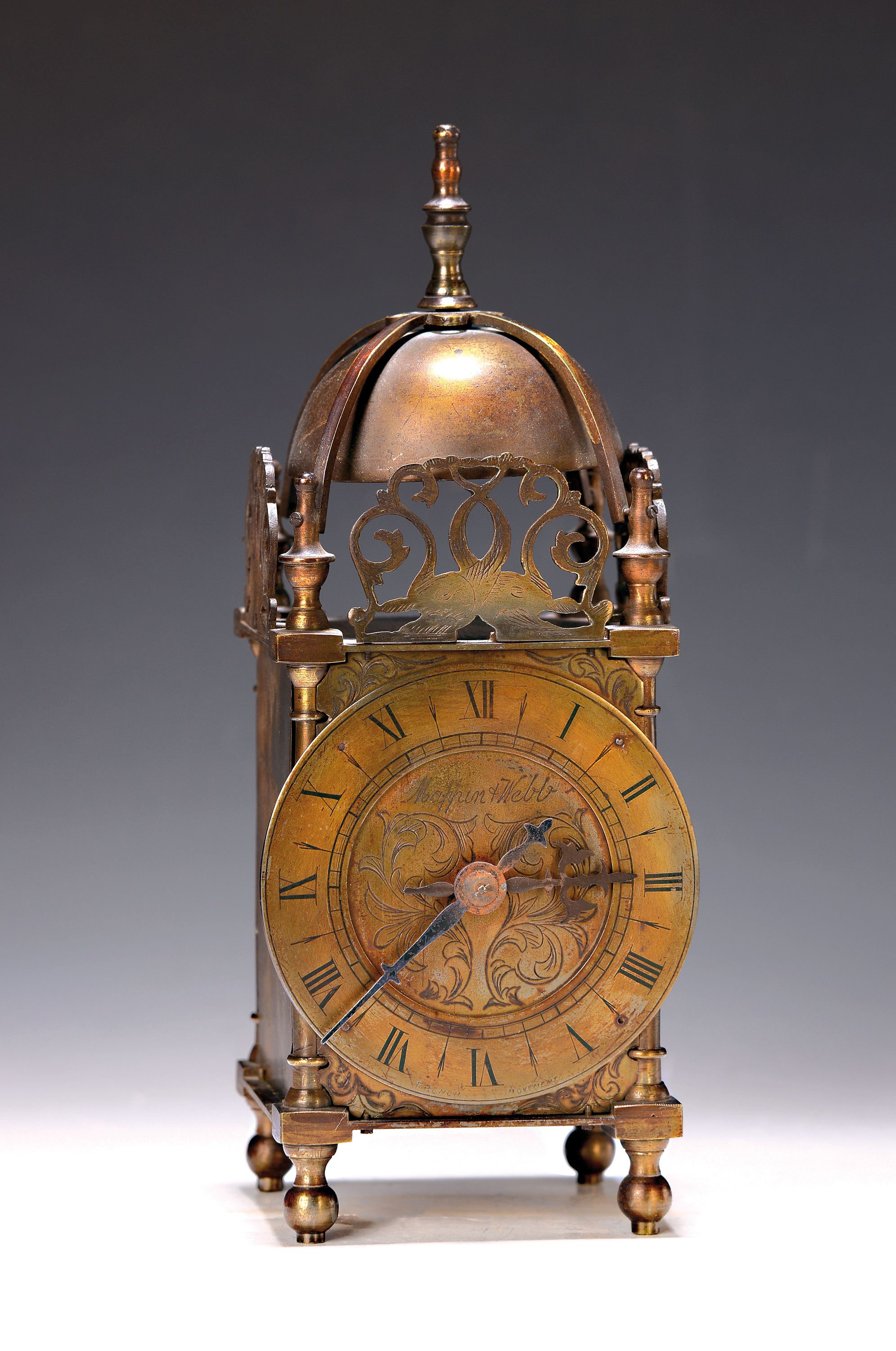 Kleine Laternenuhr wohl Frankreich um 1900, Messinggehäuse in englischer Laternenuhrform, Phantasie Signatur, Glocke ohne Funktion, mass. ...