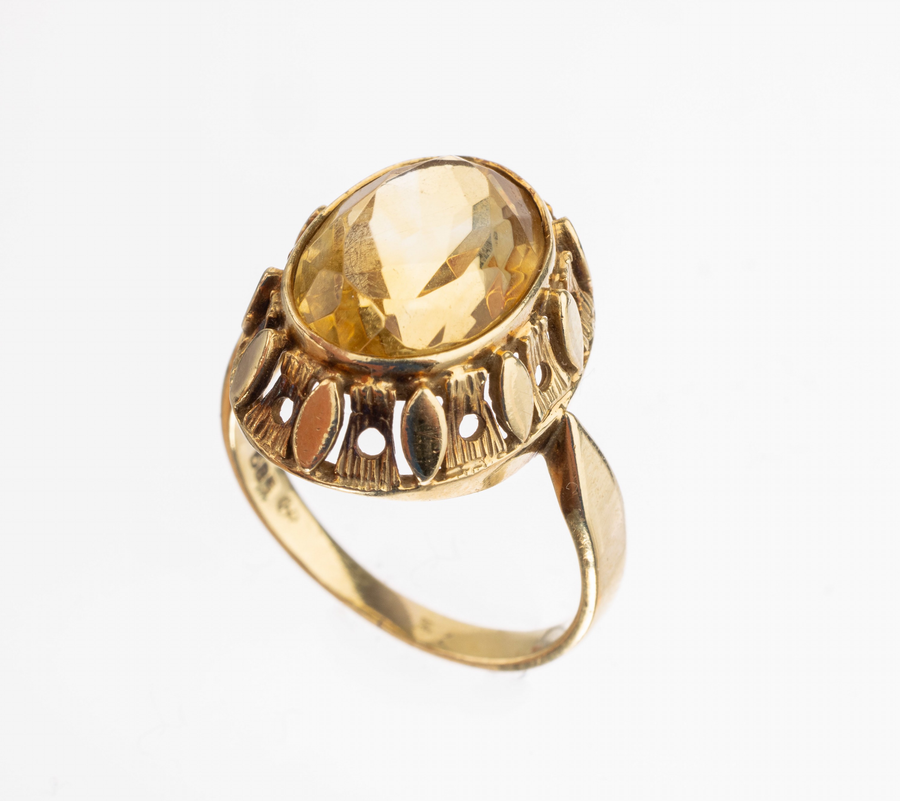 14 kt Gold Citrin Ring, GG 585/000, oval- facett. Citrin, abstr. florale Unterkaderung, pol. und grav., RW 56, ca. 6.3 g, (Schiene min. besch.)