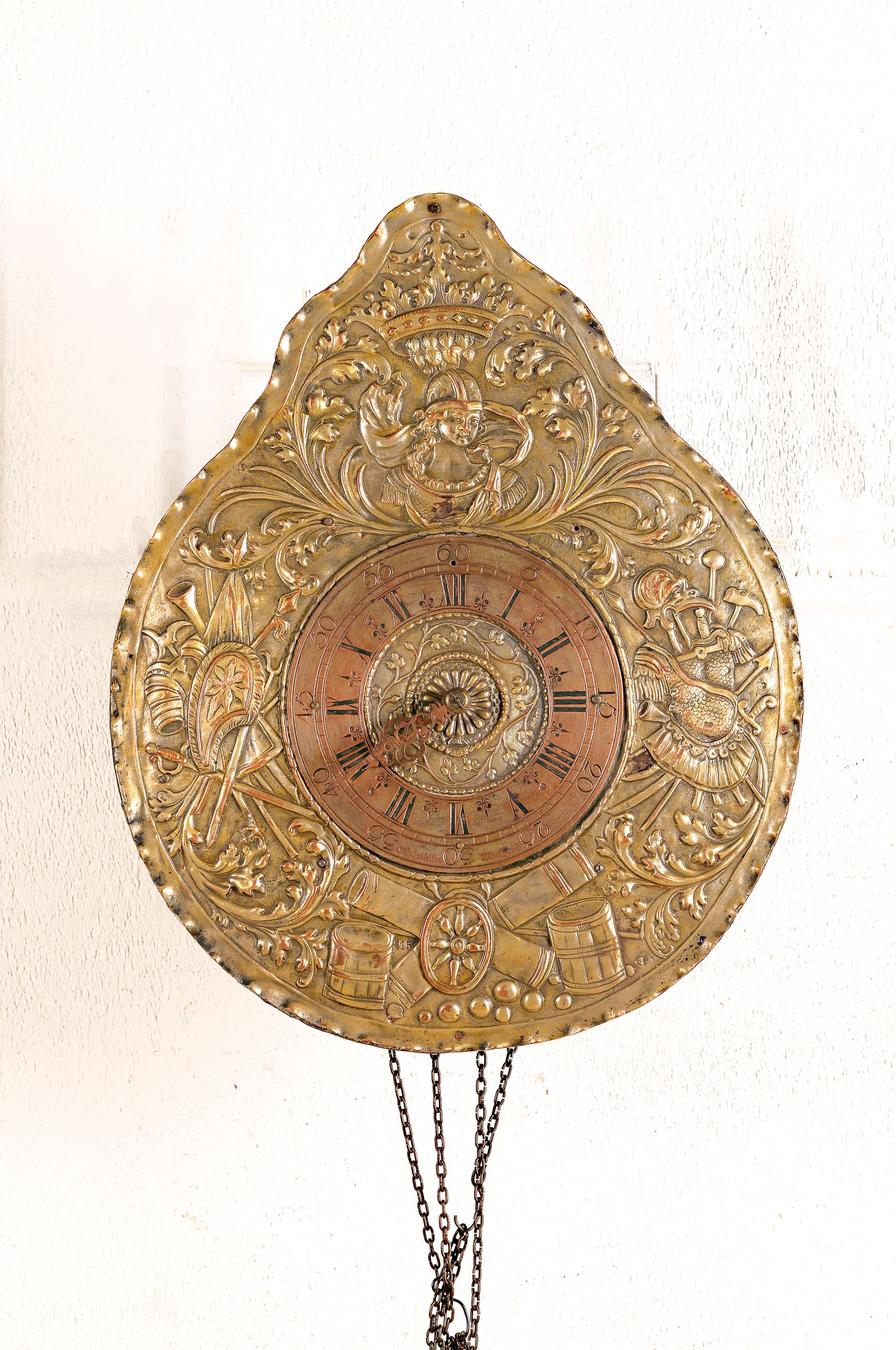 Wanduhr, J. Hohenleitner, München um 1880, geprägtes Messingschild in Telleruhrform, mit militärischer Symbolik, oben Kriegsgott Mars, kupferner ...