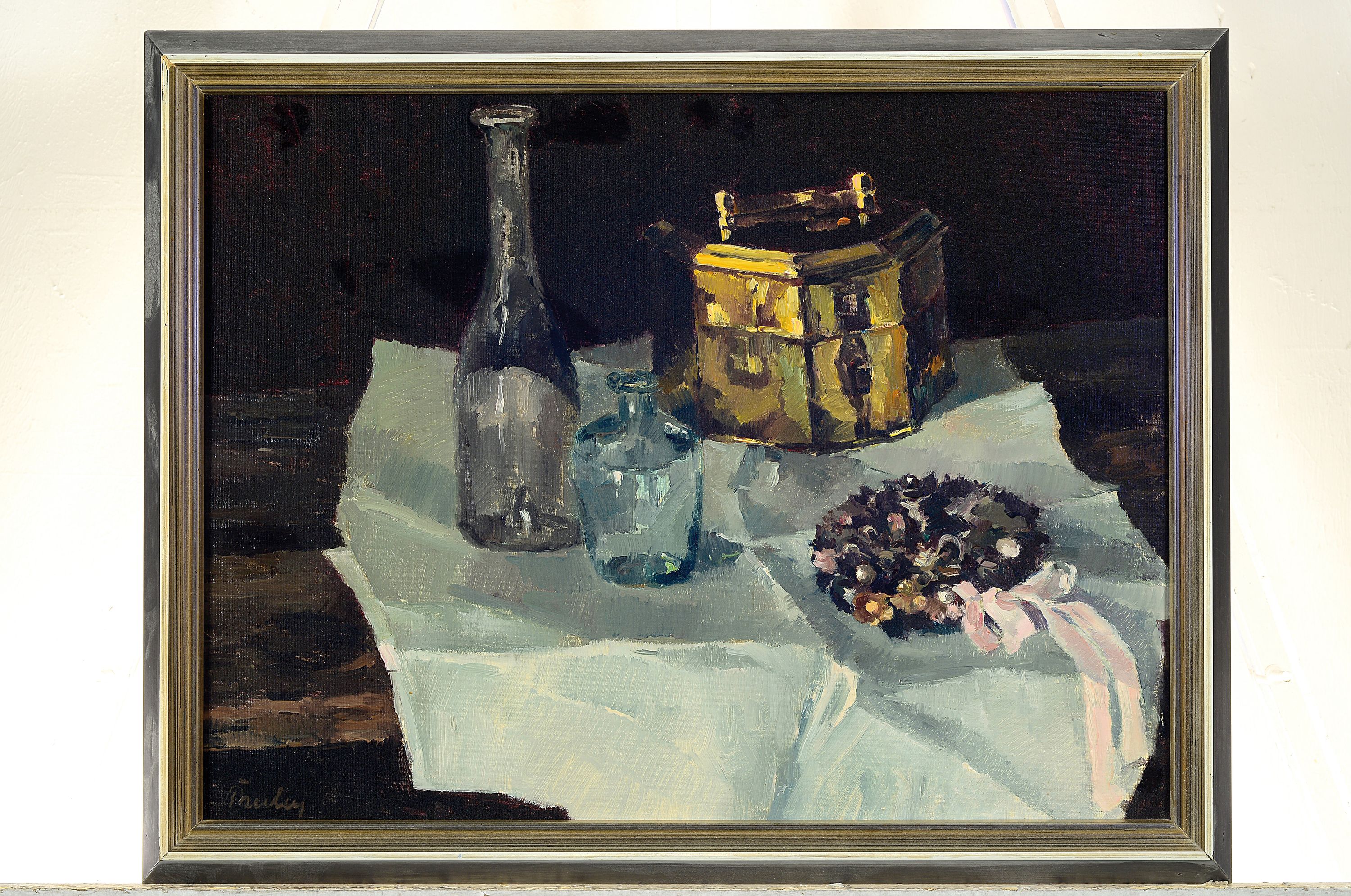 Detail k: Paul Paulus, 1915-2013 Prien am Chiemsee, Stillleben mit Blumenkranz, oktogonaler Deckeldose und zwei Glasflaschen, links unten signiert, Öl/Platte, ...