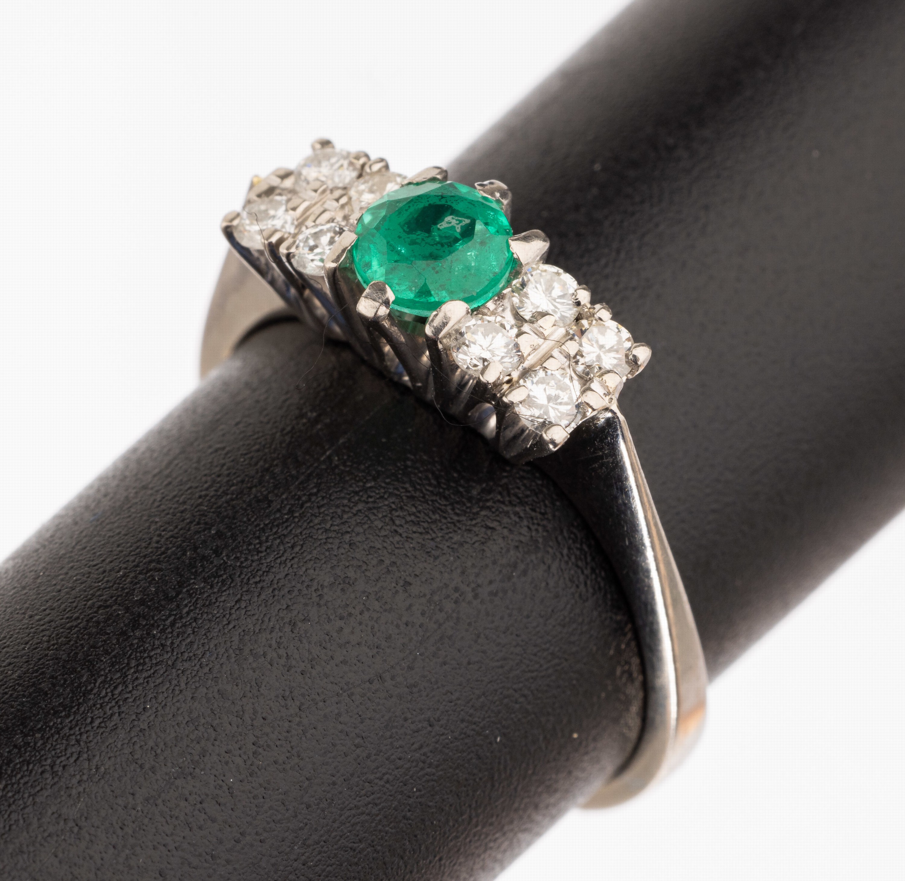 18 kt Gold Brillant Ring, WG 750/000, mittig rundfacett. Smaragd-Triplette, seitl. 8 Brillanten zus. ca. 0.33 ct (grav.) Weiß/si,, Meistermarke ...