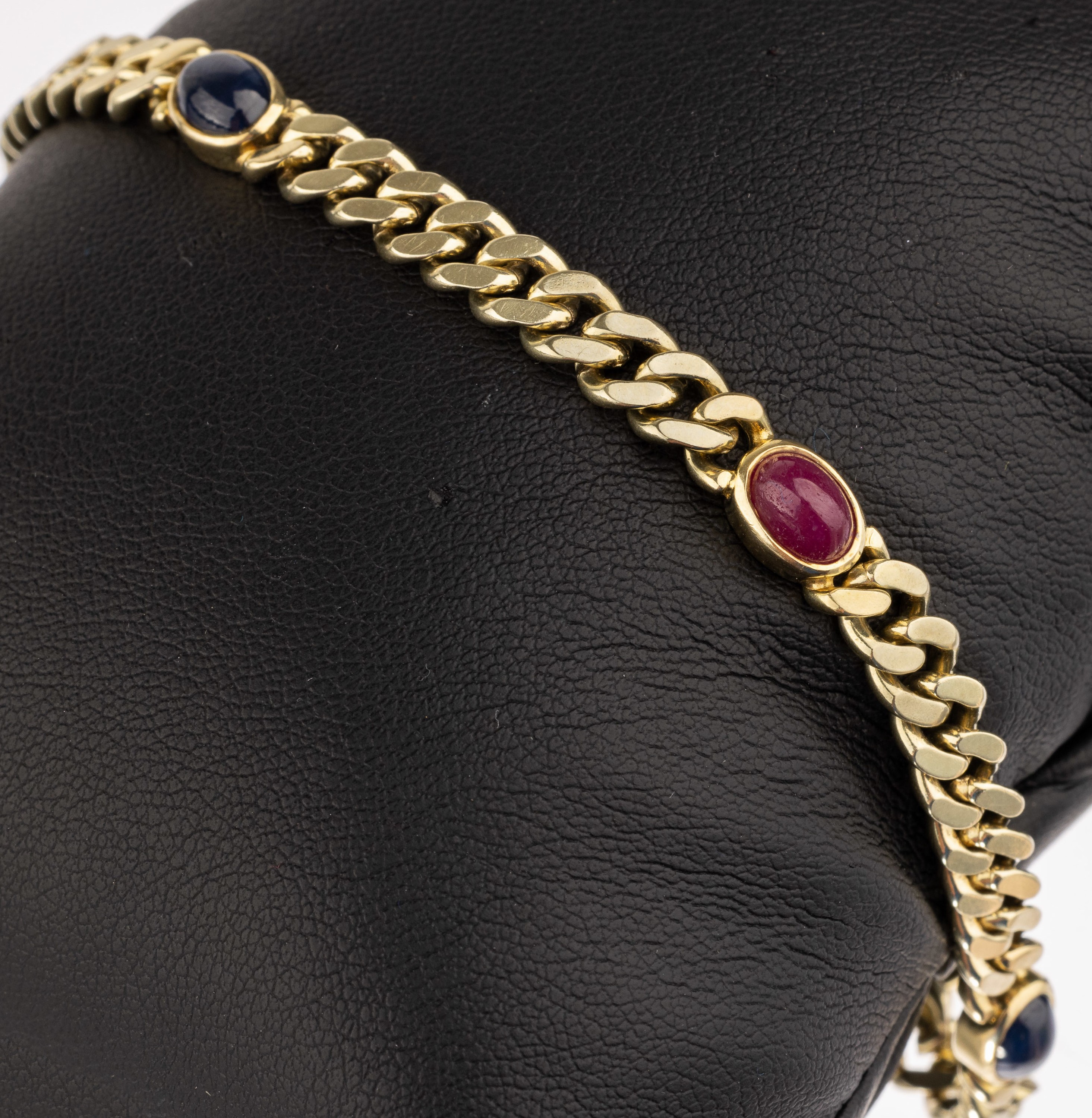 14 kt Gold Farbstein Armband, GG 585/000, ca. 18.1 g, besetzt mit ovalem Smaragd-, Saphir- und Rubincabochon, L. ca. 19.5 cm, Kastenschloß mit ...