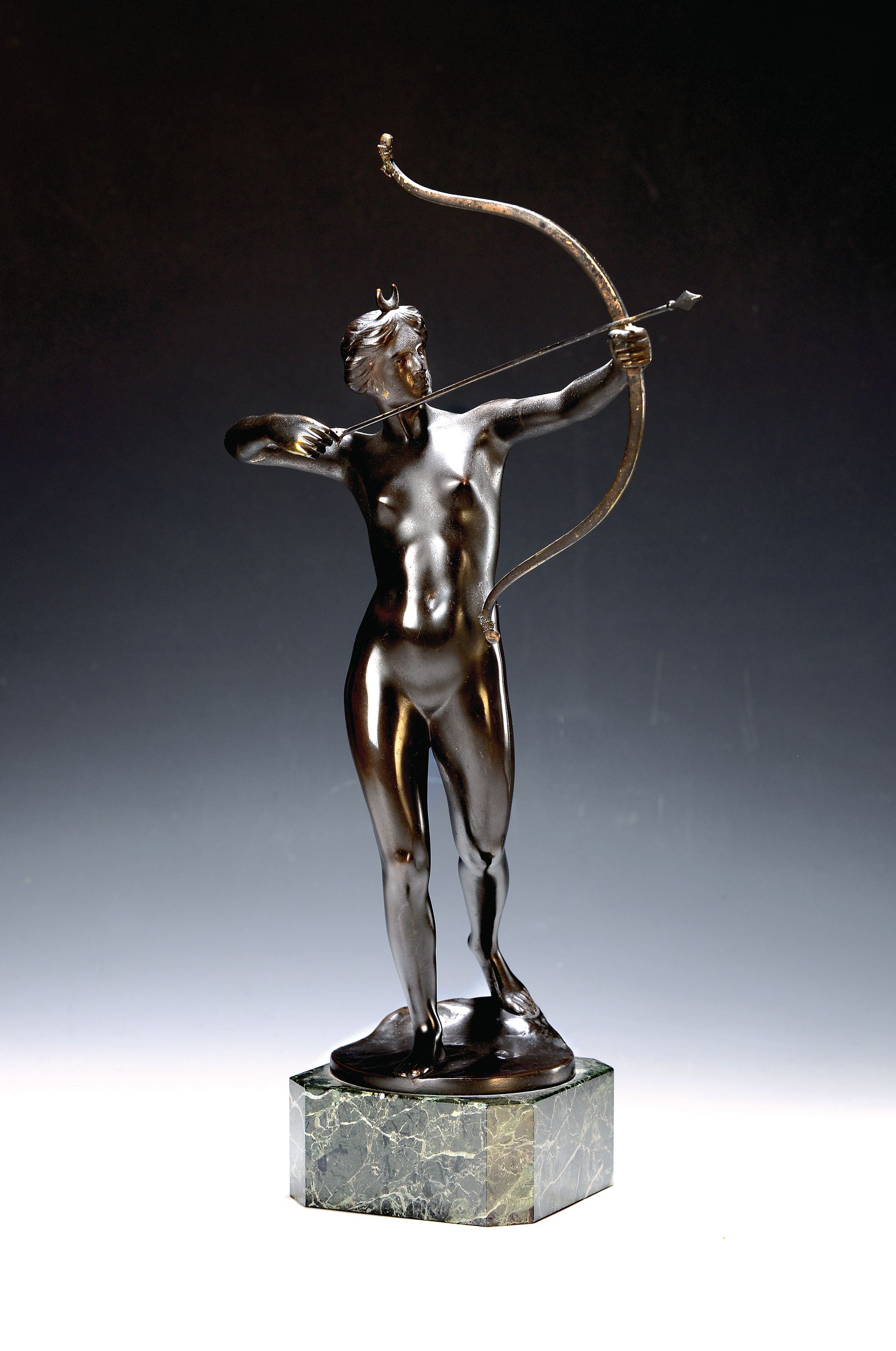 Nach Oscar Bodin (1868-1940), Bronzeplastik, Diana als Bogenschützin, auf grün geädertem Steinsockel, am Fuß signiert, braun patiniert, partiell ...