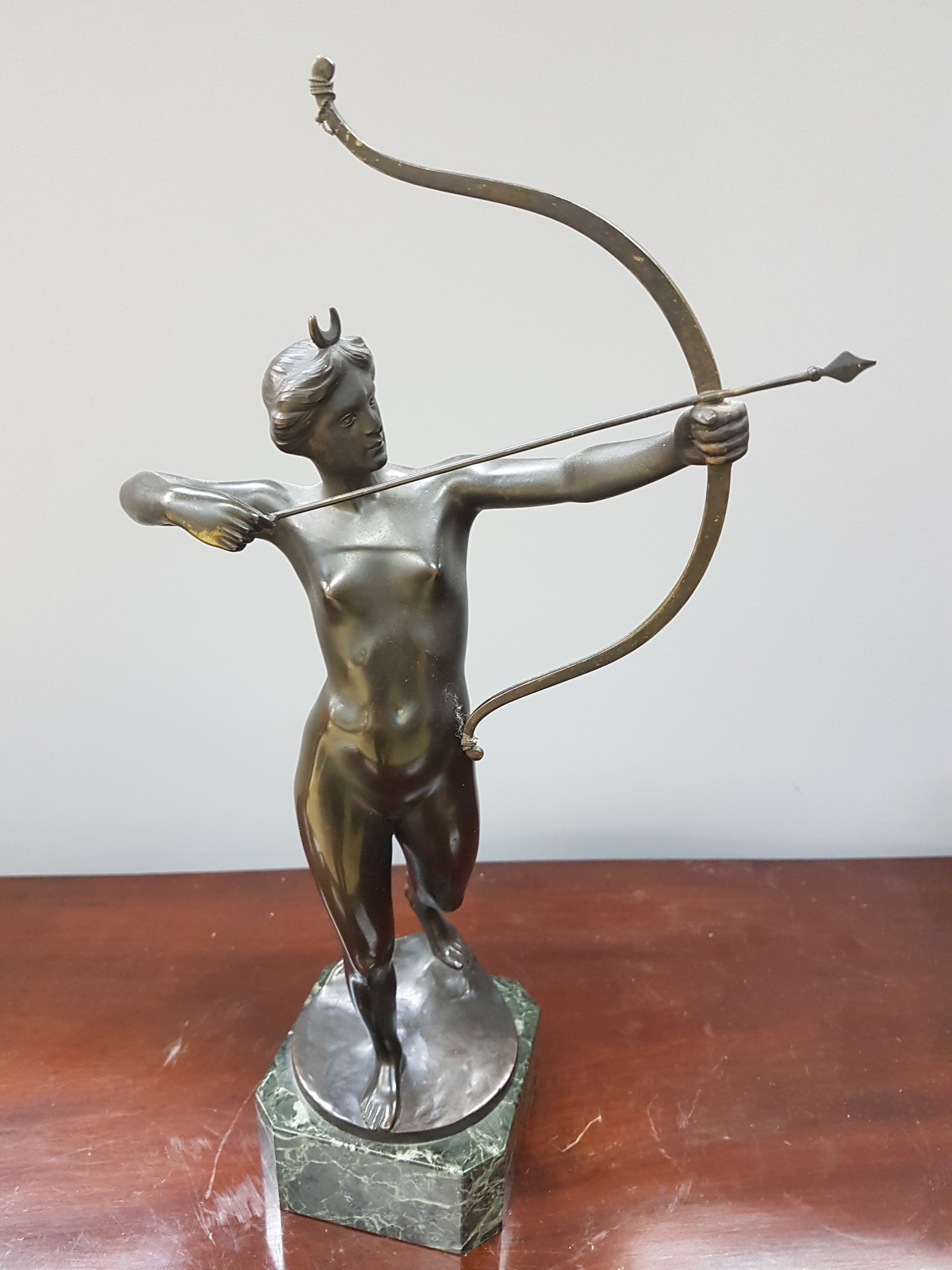 Detail a: Nach Oscar Bodin (1868-1940), Bronzeplastik, Diana als Bogenschützin, auf grün geädertem Steinsockel, am Fuß signiert, braun patiniert, partiell ...