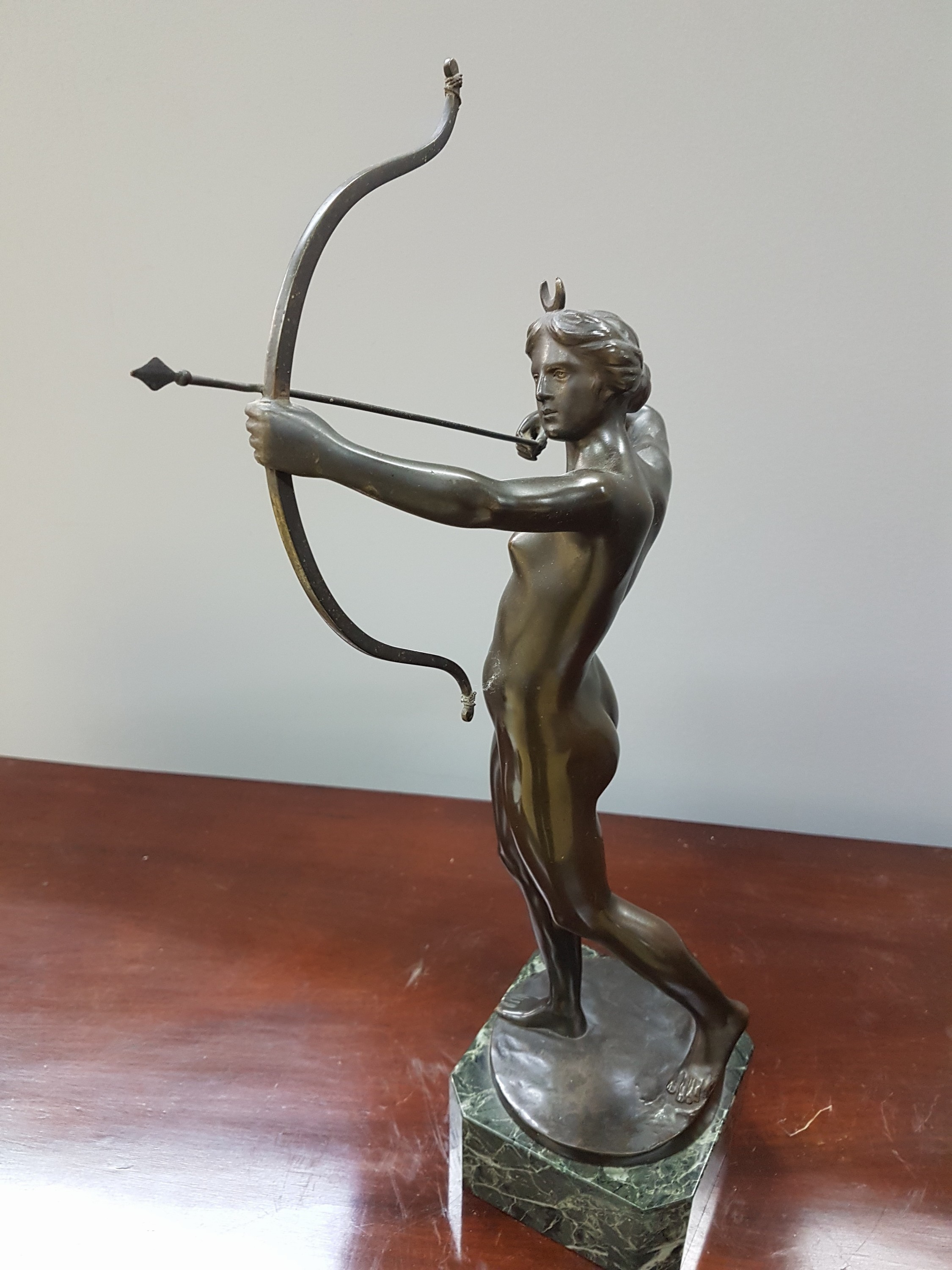 Detail c: Nach Oscar Bodin (1868-1940), Bronzeplastik, Diana als Bogenschützin, auf grün geädertem Steinsockel, am Fuß signiert, braun patiniert, partiell ...