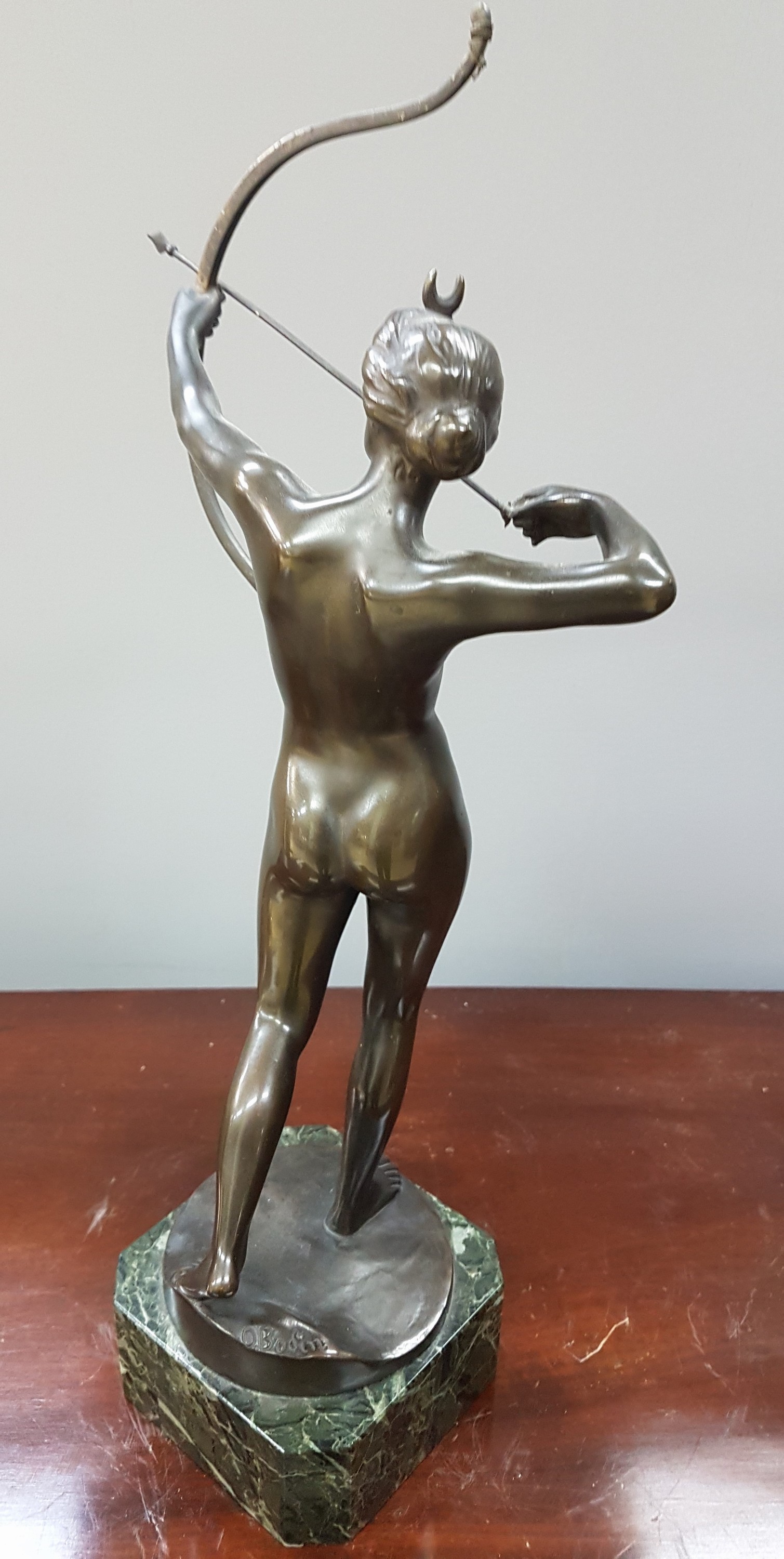 Detail d: Nach Oscar Bodin (1868-1940), Bronzeplastik, Diana als Bogenschützin, auf grün geädertem Steinsockel, am Fuß signiert, braun patiniert, partiell ...