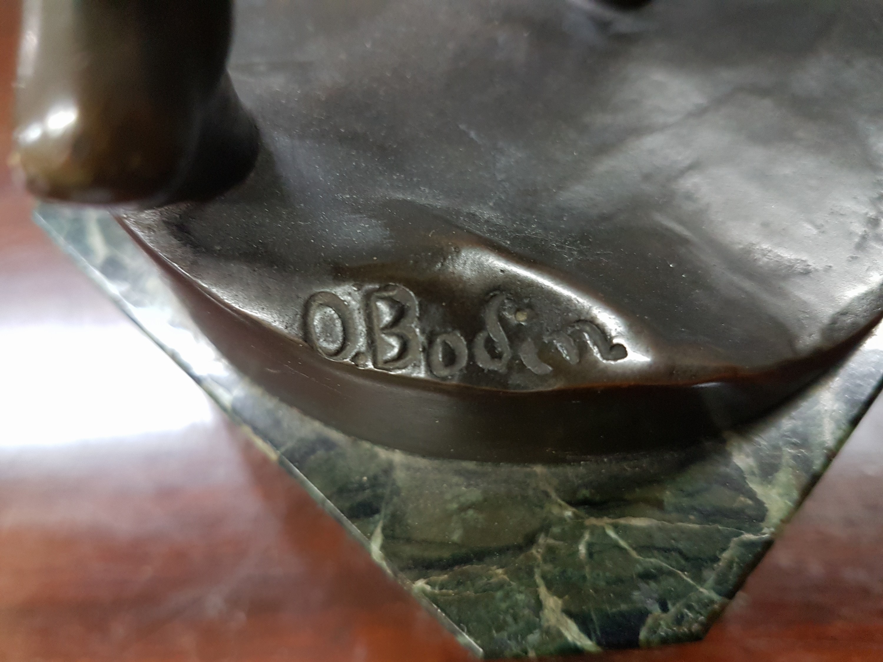 Detail e: Nach Oscar Bodin (1868-1940), Bronzeplastik, Diana als Bogenschützin, auf grün geädertem Steinsockel, am Fuß signiert, braun patiniert, partiell ...