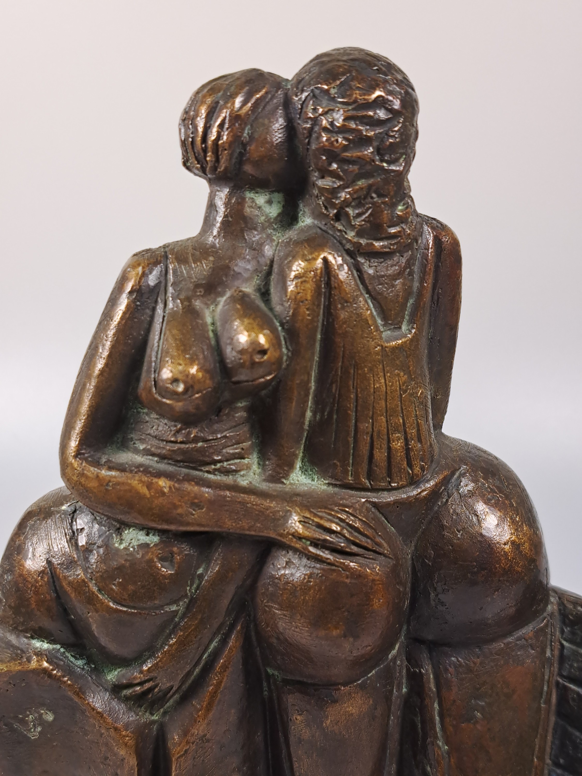 Detail b: Horst Schöneich, 1921-2012, Bronzeplastik, patiniert, zwei weibliche Akte durch ein Tuch getrennt, signiert, Ed. 1/3, H. 23 cm