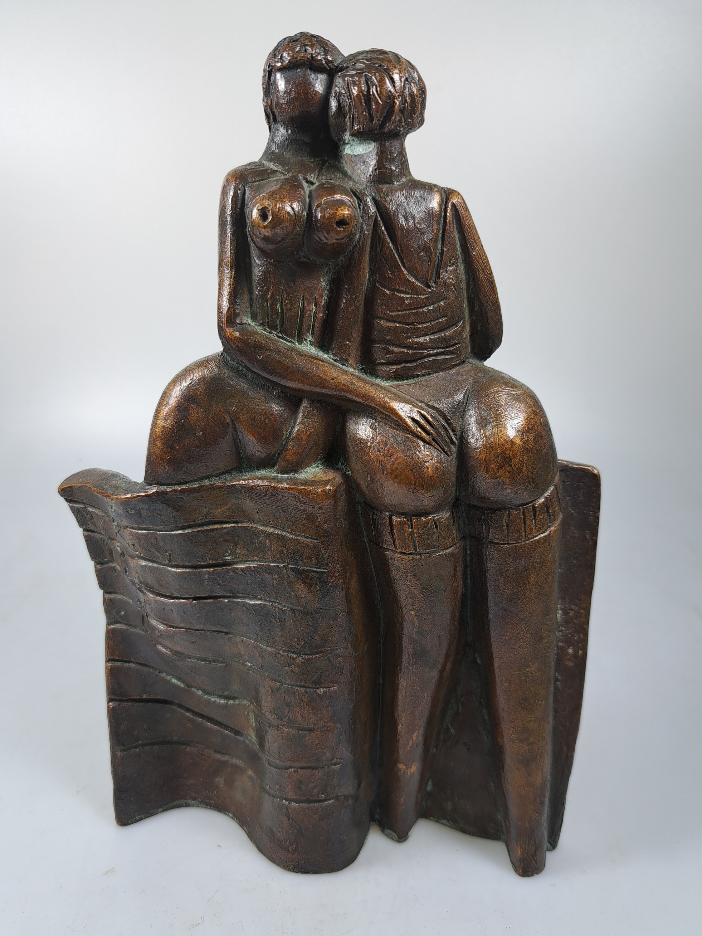 Detail c: Horst Schöneich, 1921-2012, Bronzeplastik, patiniert, zwei weibliche Akte durch ein Tuch getrennt, signiert, Ed. 1/3, H. 23 cm