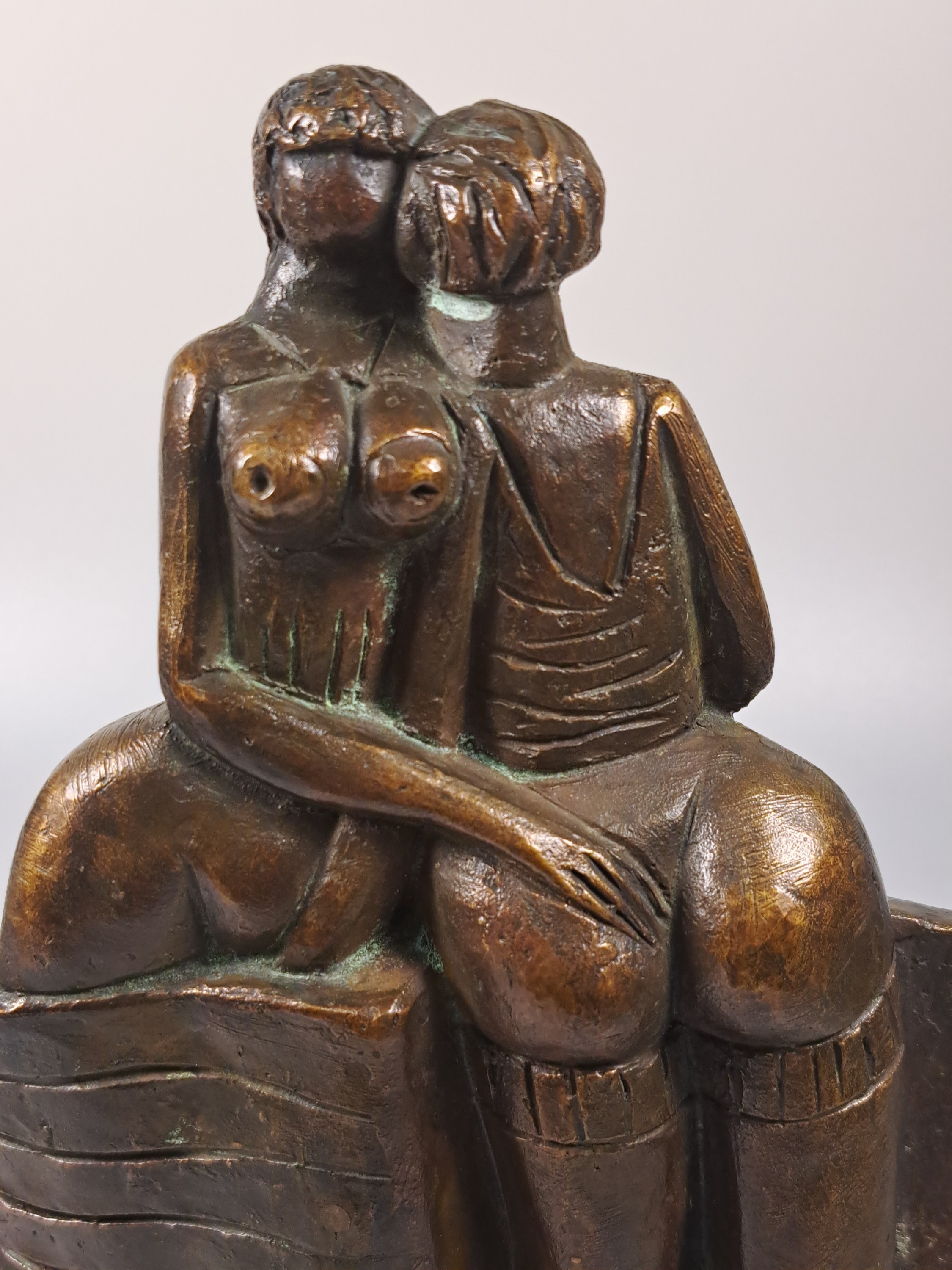 Detail d: Horst Schöneich, 1921-2012, Bronzeplastik, patiniert, zwei weibliche Akte durch ein Tuch getrennt, signiert, Ed. 1/3, H. 23 cm