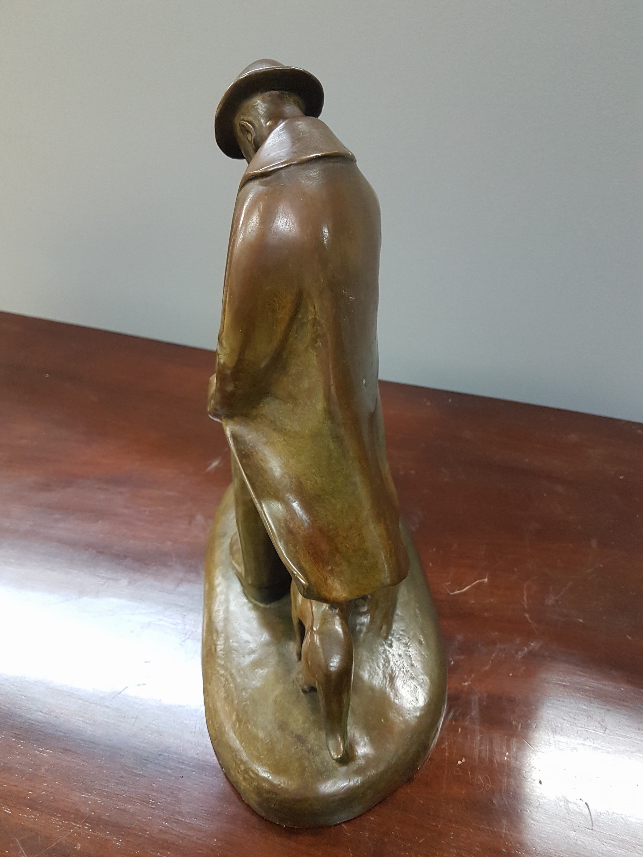 Detail b: Ernst Barlach, 1870 Wedel - 1938, Rostock, Bronzeskulptur, Schäfer im Sturm, Entwurf von 1908, Reduktion in Bronze, ars mundi Exklusiv Edition, lim. ...