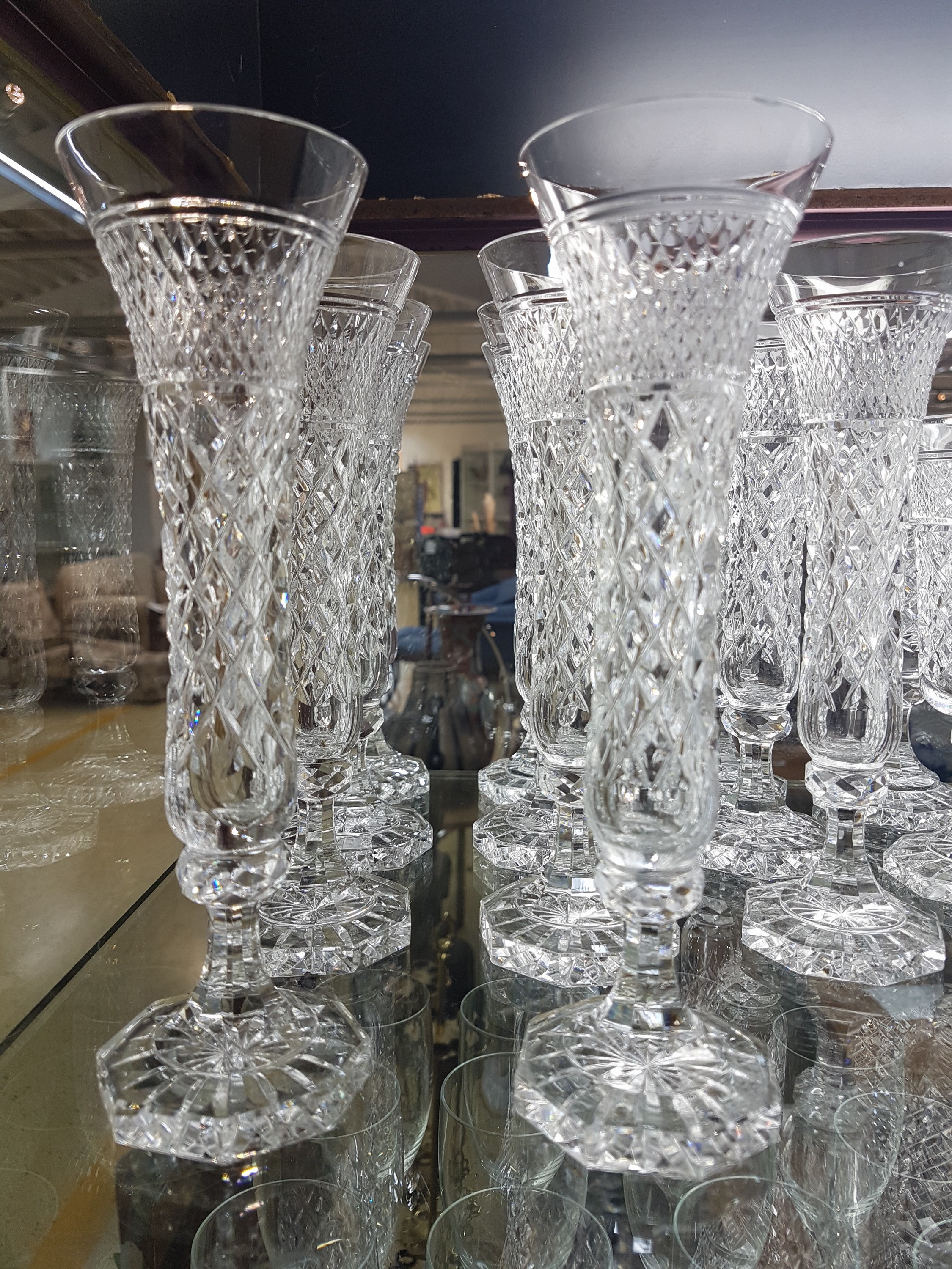 Detail a: 47-tlg. Trinkglasservice, wohl bay. Wald, 20. Jahrhundert, Kristallglas, geschliffener Dekor, 11 Sektflöten, 11 Weingläser, 13 kleine Weingläser, ...