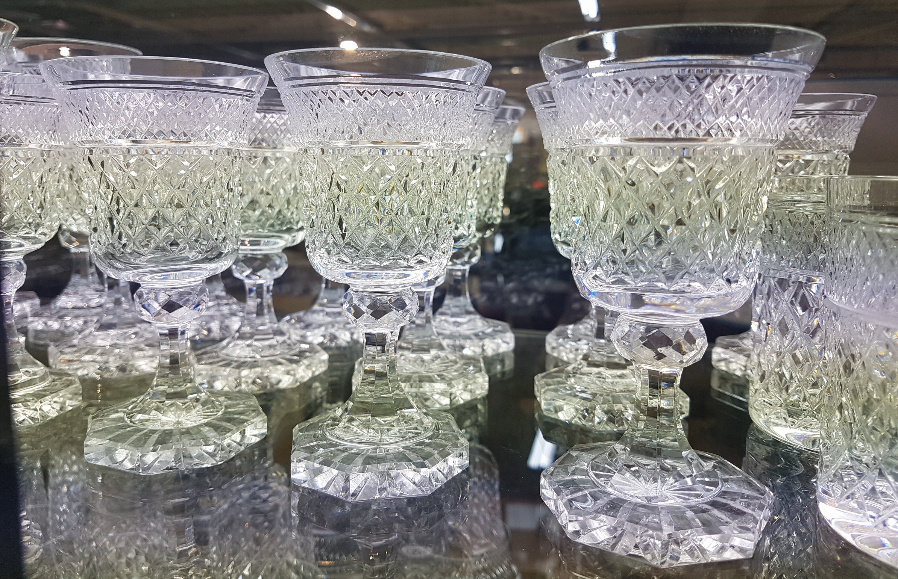 Detail c: 47-tlg. Trinkglasservice, wohl bay. Wald, 20. Jahrhundert, Kristallglas, geschliffener Dekor, 11 Sektflöten, 11 Weingläser, 13 kleine Weingläser, ...