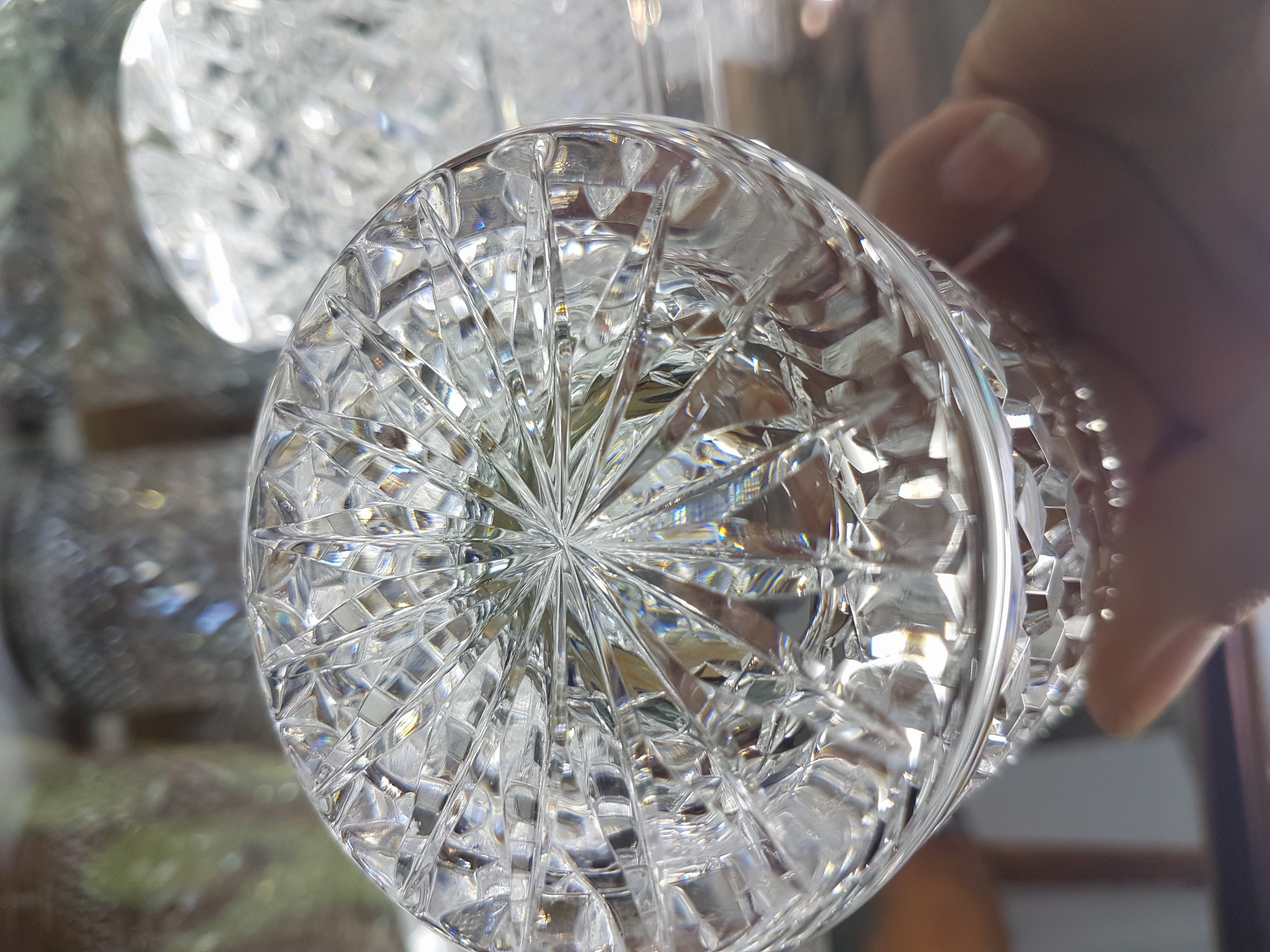 Detail f: 47-tlg. Trinkglasservice, wohl bay. Wald, 20. Jahrhundert, Kristallglas, geschliffener Dekor, 11 Sektflöten, 11 Weingläser, 13 kleine Weingläser, ...