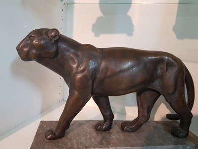 26778429a - Striding lioness/bronze sculpture, 1920s, probably Alfred Thiele, unsigned, on a marble base, total dimensions approx. 28 x 41.5 cm. Sculpture approx. 24 x 42.5 cm
