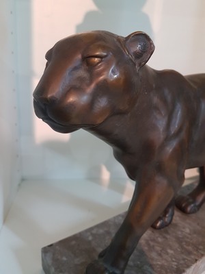 26778429b - Striding lioness/bronze sculpture, 1920s, probably Alfred Thiele, unsigned, on a marble base, total dimensions approx. 28 x 41.5 cm. Sculpture approx. 24 x 42.5 cm