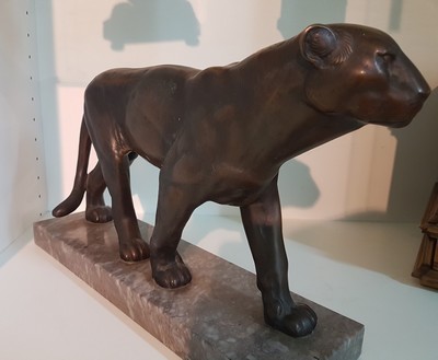 26778429c - Striding lioness/bronze sculpture, 1920s, probably Alfred Thiele, unsigned, on a marble base, total dimensions approx. 28 x 41.5 cm. Sculpture approx. 24 x 42.5 cm