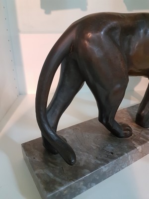 26778429d - Striding lioness/bronze sculpture, 1920s, probably Alfred Thiele, unsigned, on a marble base, total dimensions approx. 28 x 41.5 cm. Sculpture approx. 24 x 42.5 cm