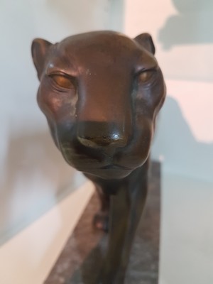 26778429e - Striding lioness/bronze sculpture, 1920s, probably Alfred Thiele, unsigned, on a marble base, total dimensions approx. 28 x 41.5 cm. Sculpture approx. 24 x 42.5 cm